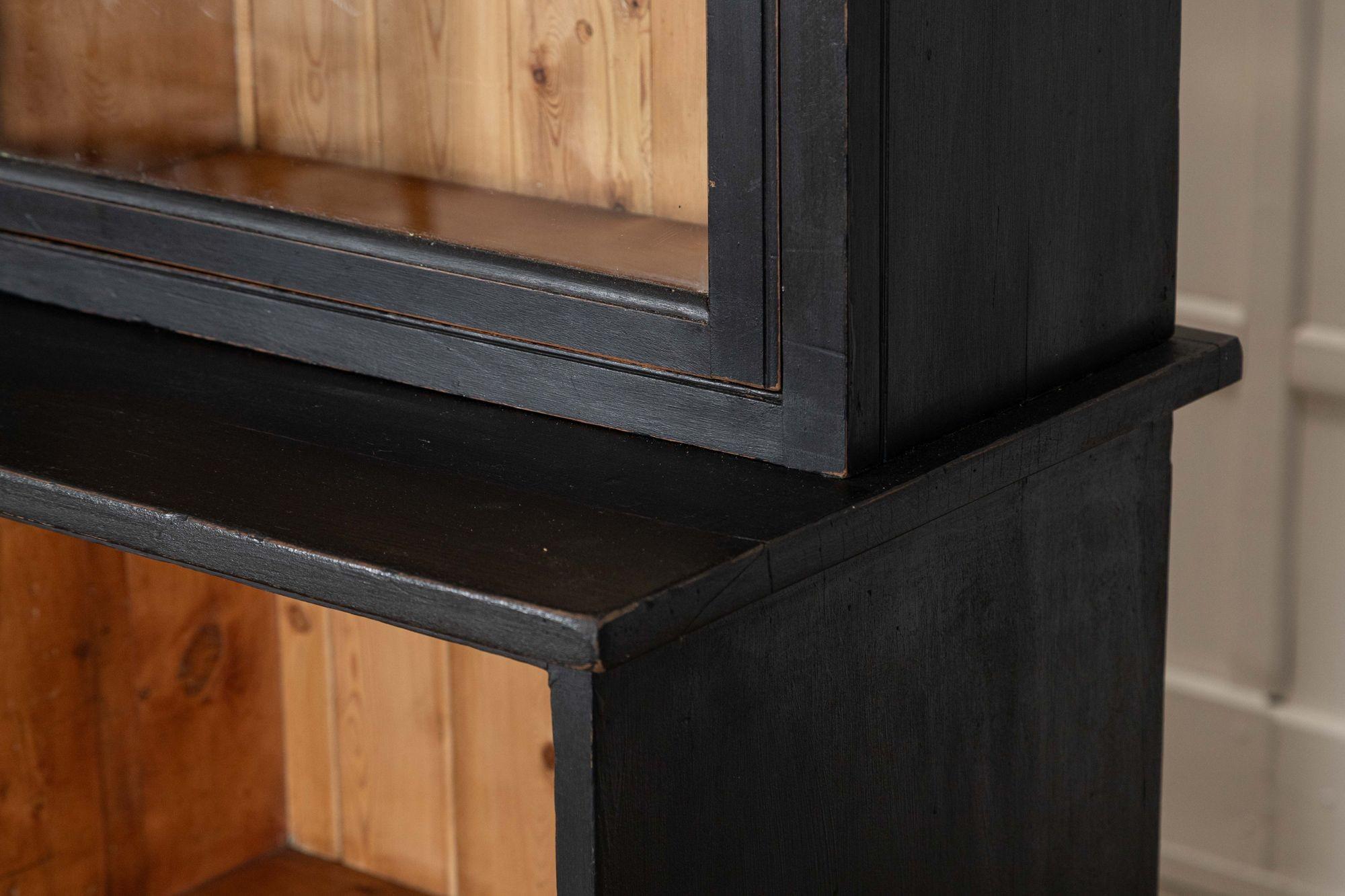 Grande commode-bibliothèque anglaise du 19ème siècle en bois de fruitier ébonisé et en pin glacé en vente 10