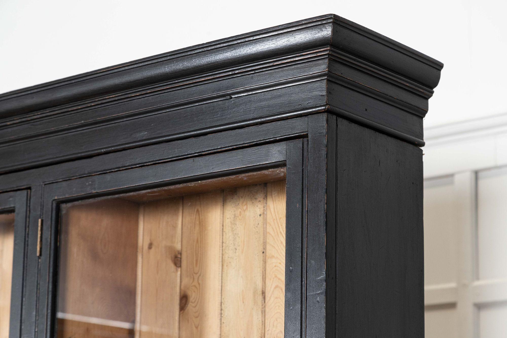 Grande commode-bibliothèque anglaise du 19ème siècle en bois de fruitier ébonisé et en pin glacé en vente 8