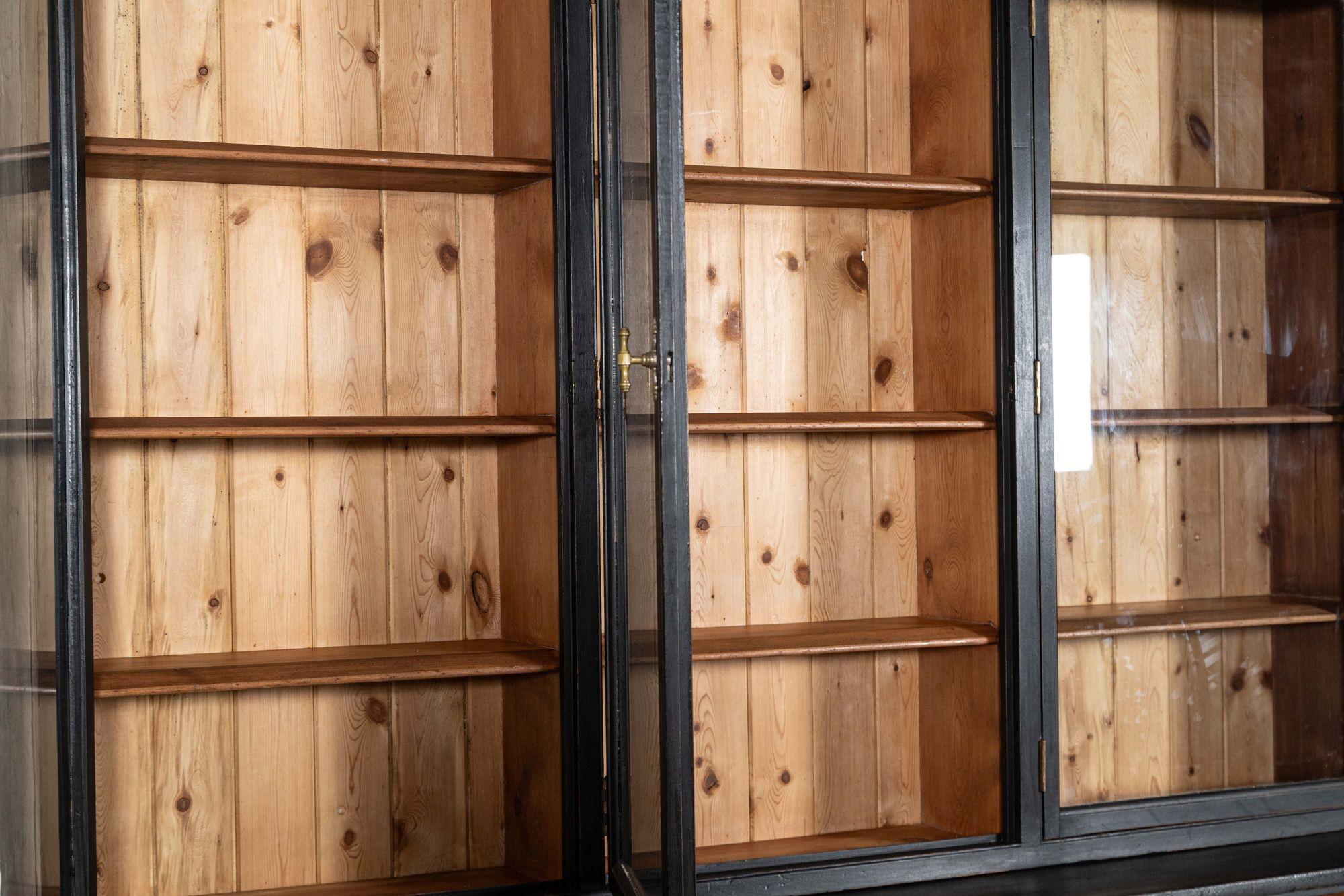 Grande commode-bibliothèque anglaise du 19ème siècle en bois de fruitier ébonisé et en pin glacé en vente 7