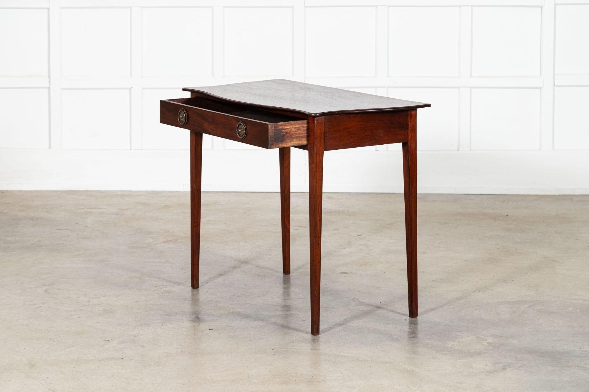 XIXe siècle English Georgian Serpentine Mahogany Side Table en vente