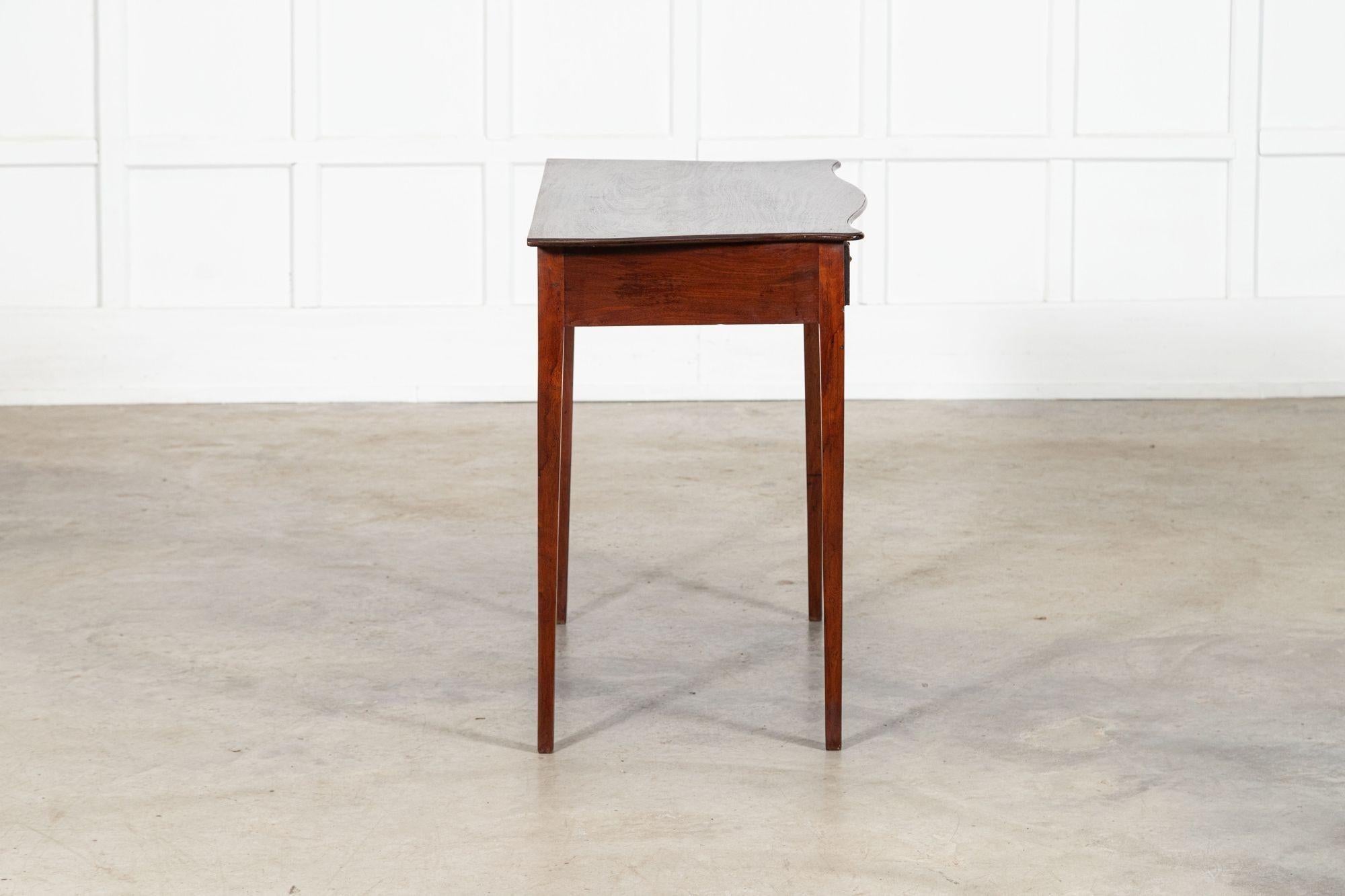 Acajou English Georgian Serpentine Mahogany Side Table en vente