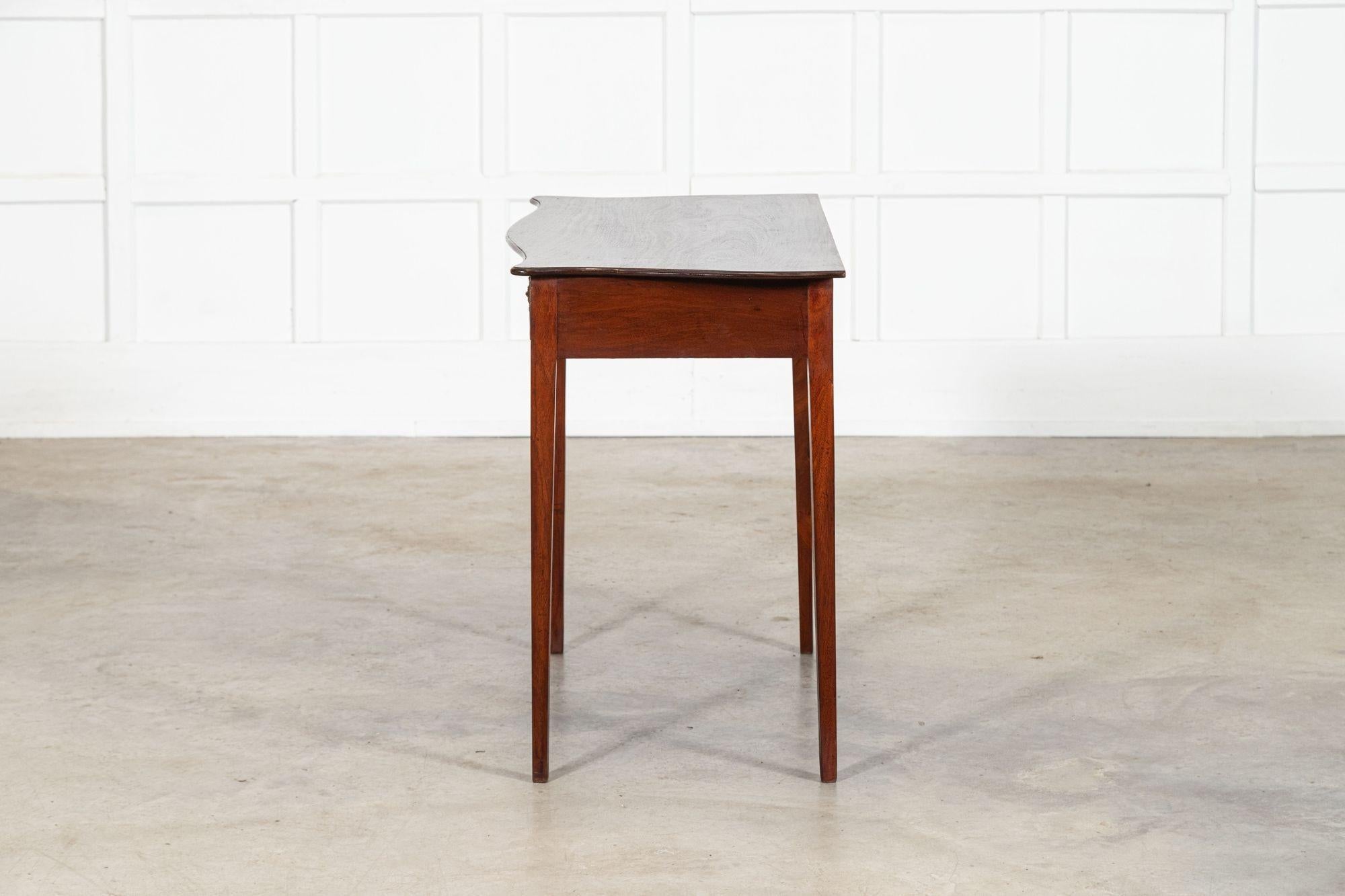 English Georgian Serpentine Mahogany Side Table en vente 3