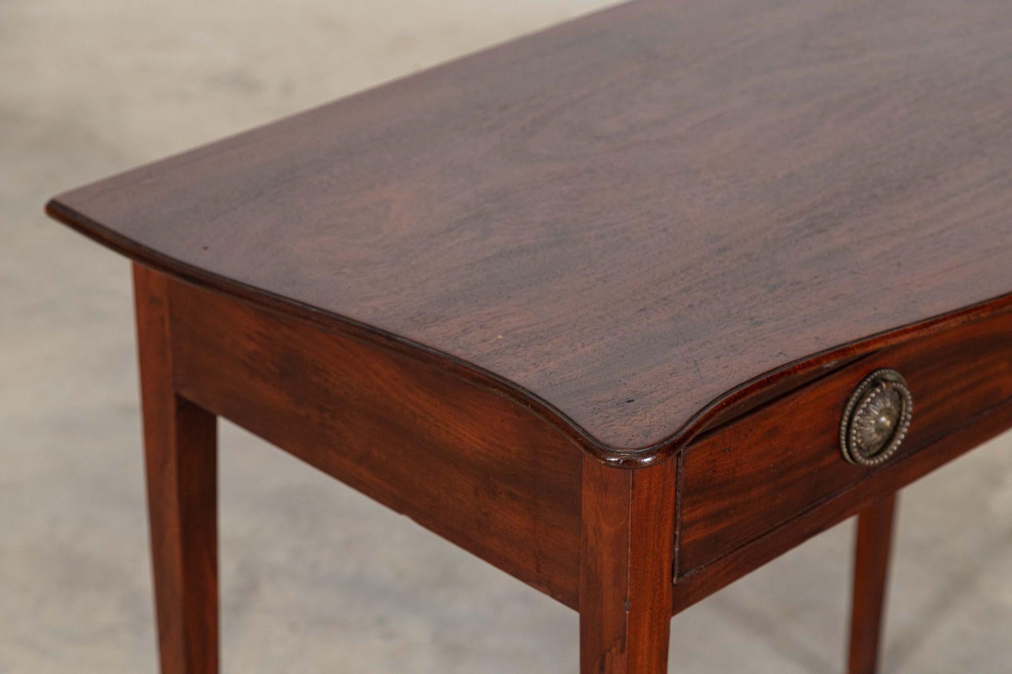 English Georgian Serpentine Mahogany Side Table en vente 6