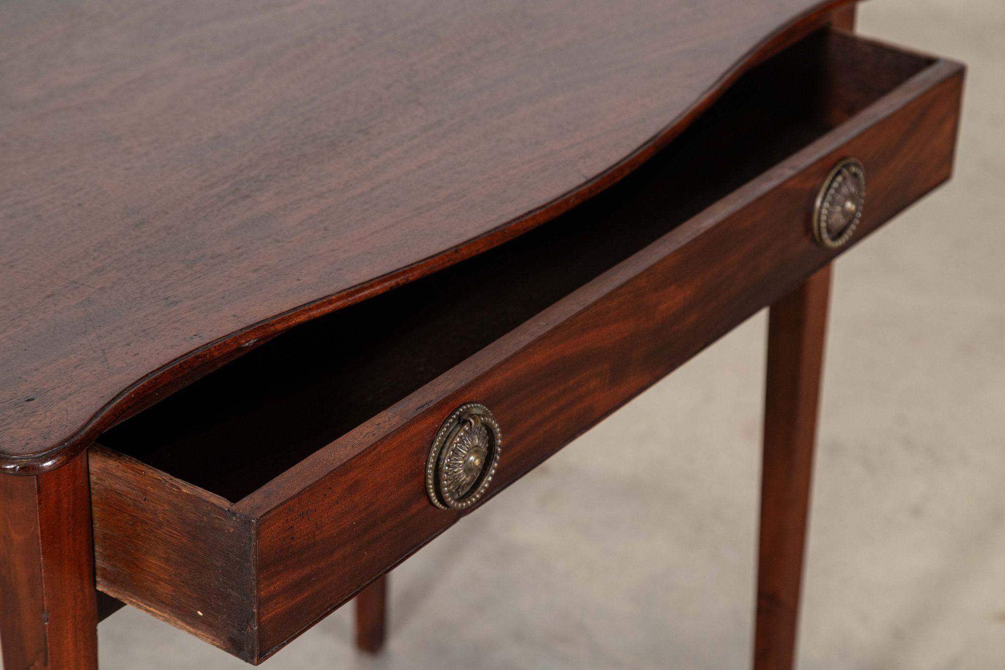 English Georgian Serpentine Mahogany Side Table en vente 7
