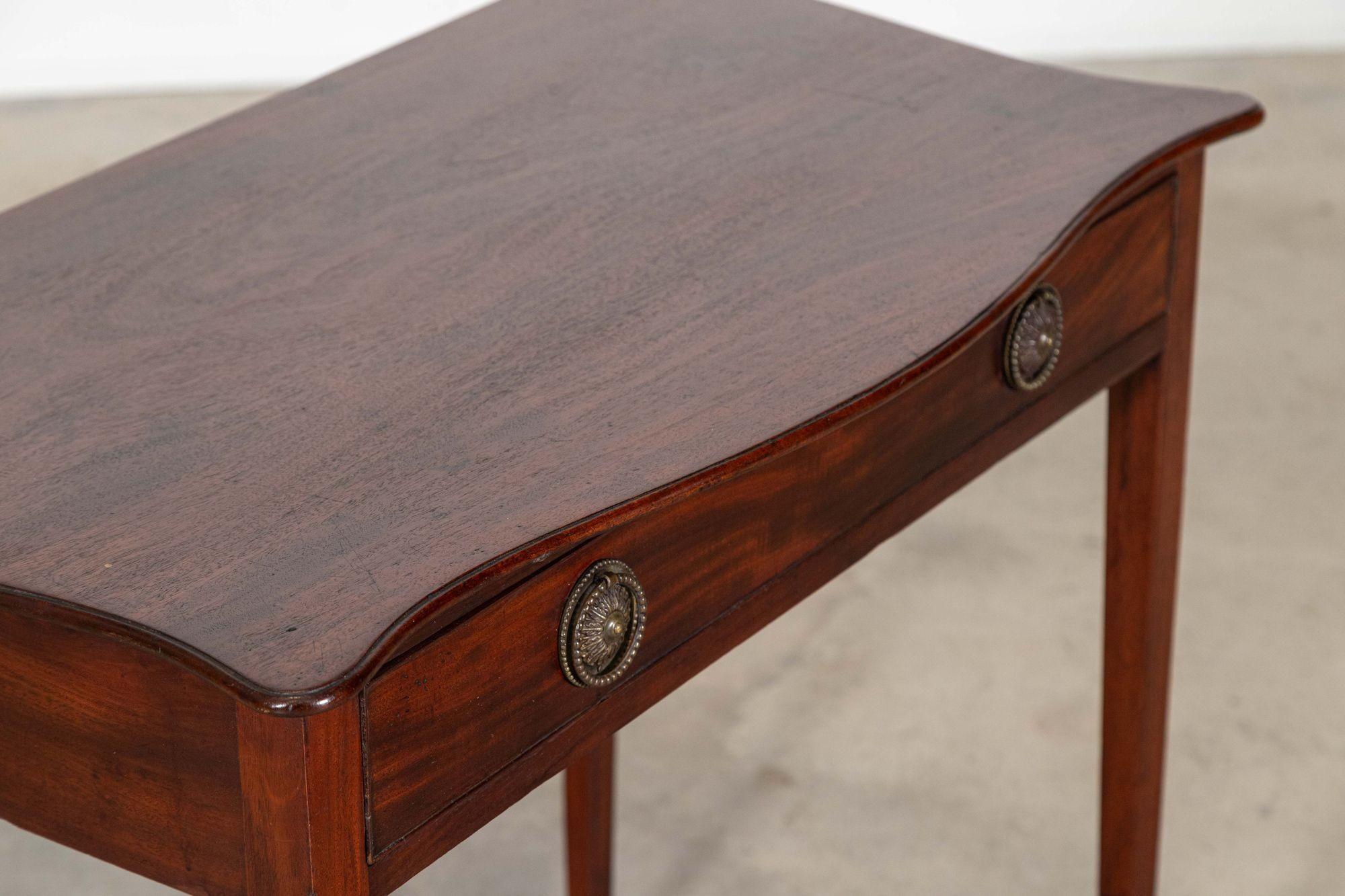 English Georgian Serpentine Mahogany Side Table en vente 5