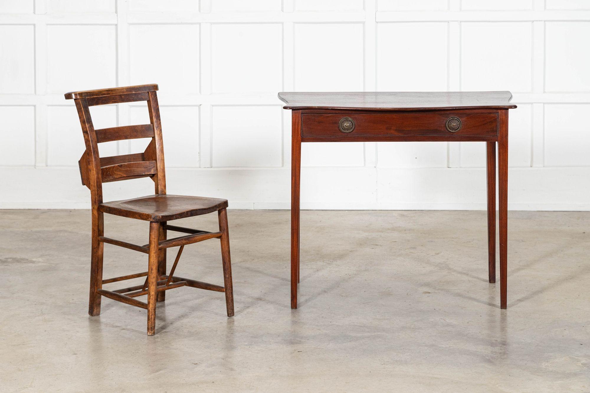 English Georgian Serpentine Mahogany Side Table en vente 4