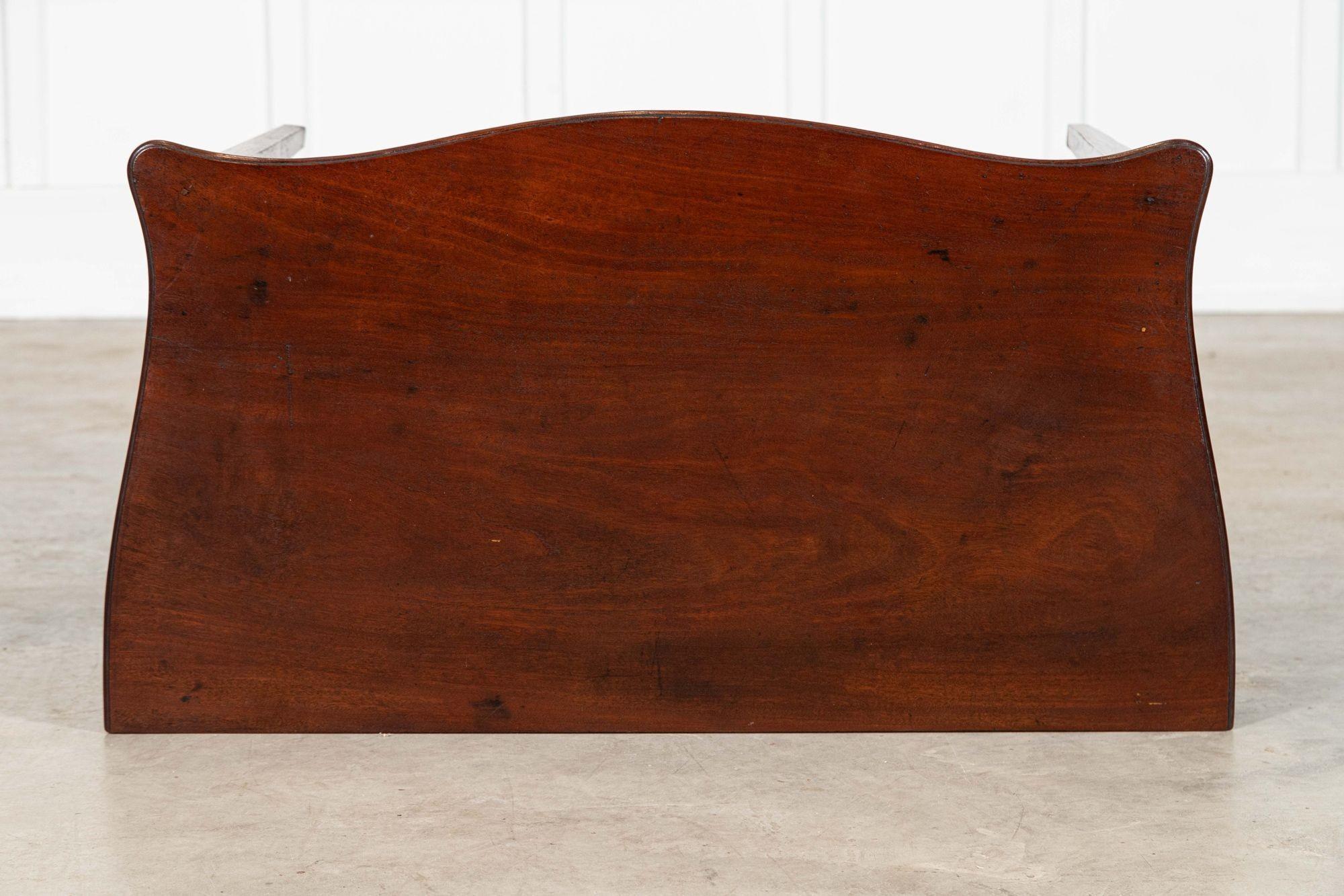 English Georgian Serpentine Mahogany Side Table en vente 2