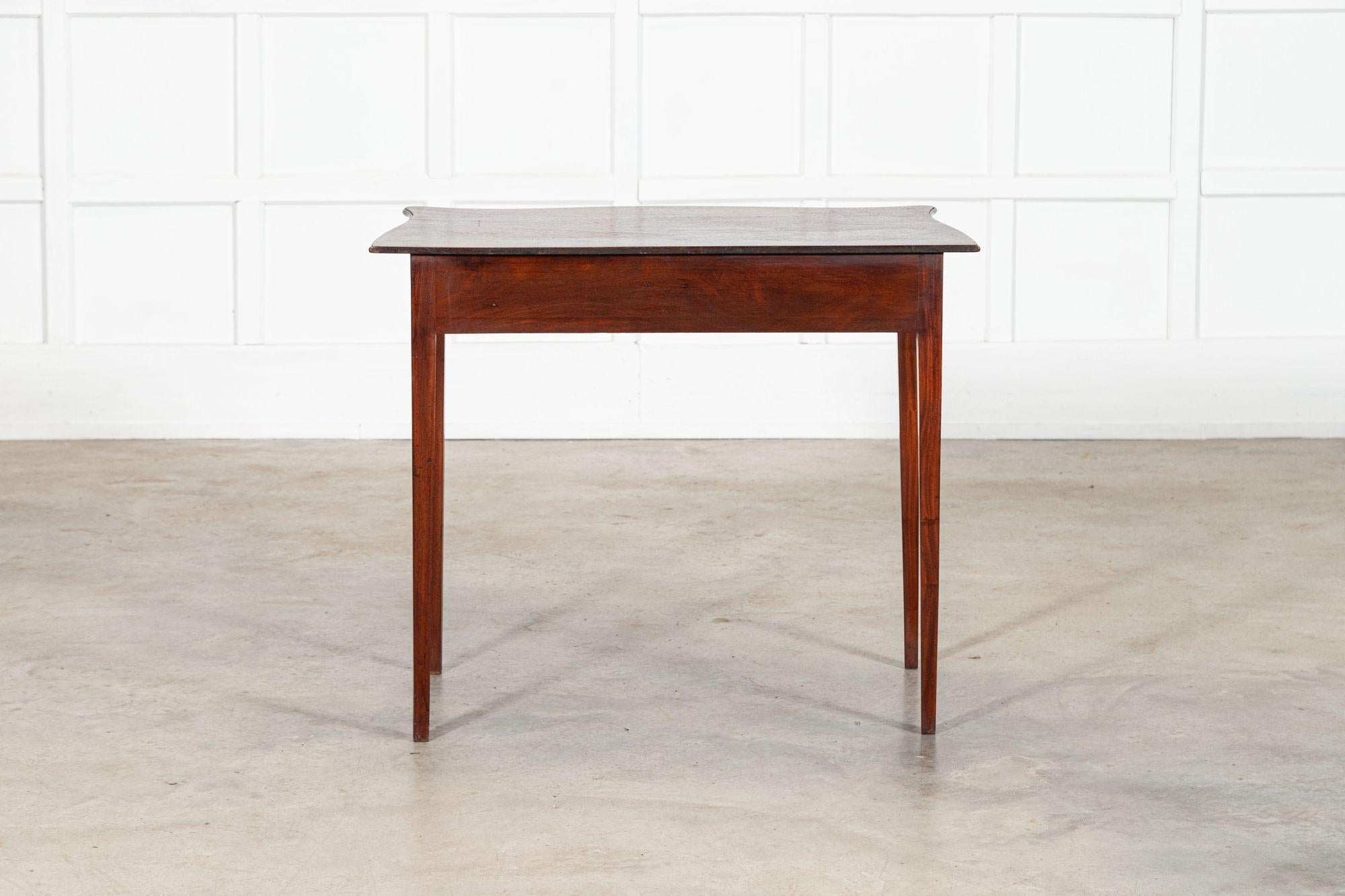 English Georgian Serpentine Mahogany Side Table en vente 8