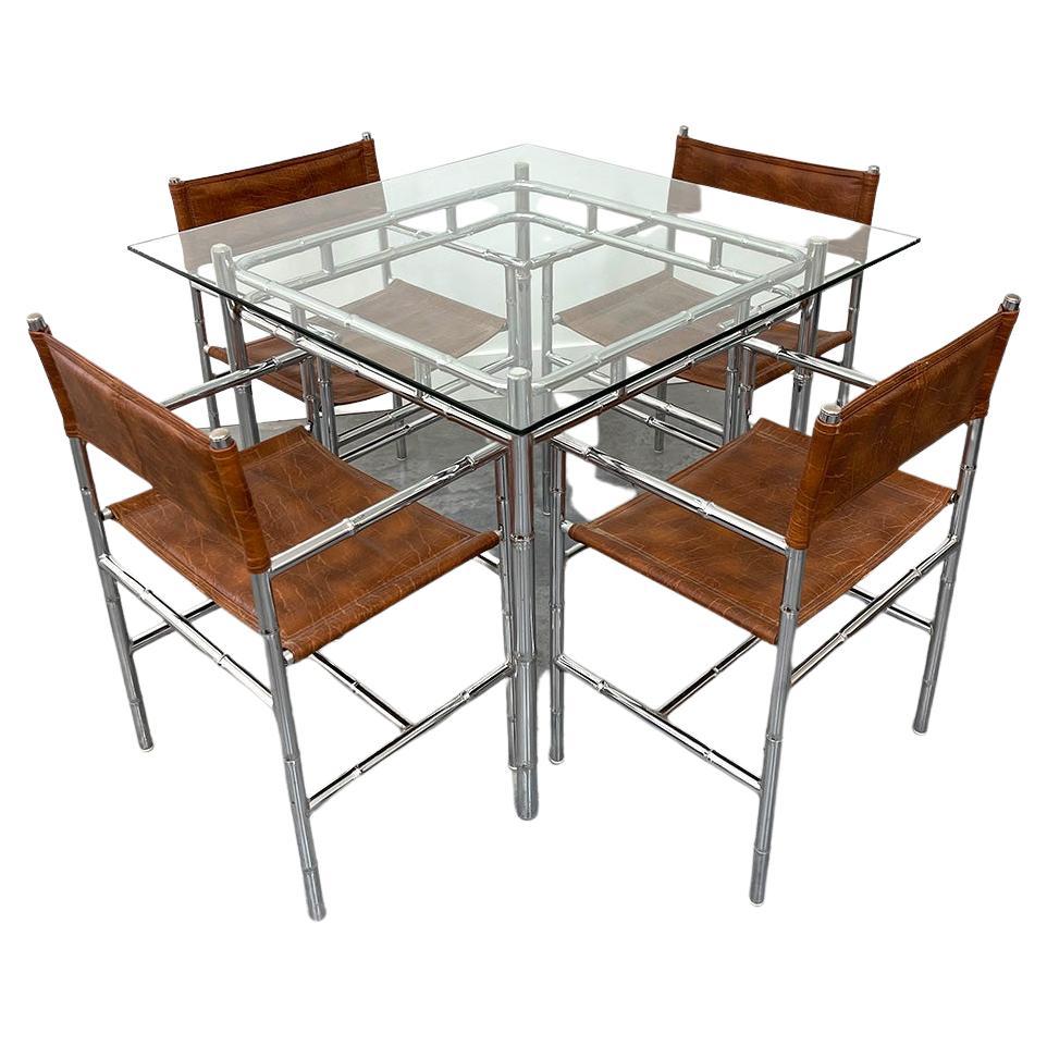 Table en bambou chromé mi-siècle moderne avec plateau en verre et quatre chaises