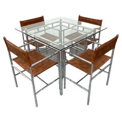 Table en bambou chromé mi-siècle moderne avec plateau en verre et quatre chaises