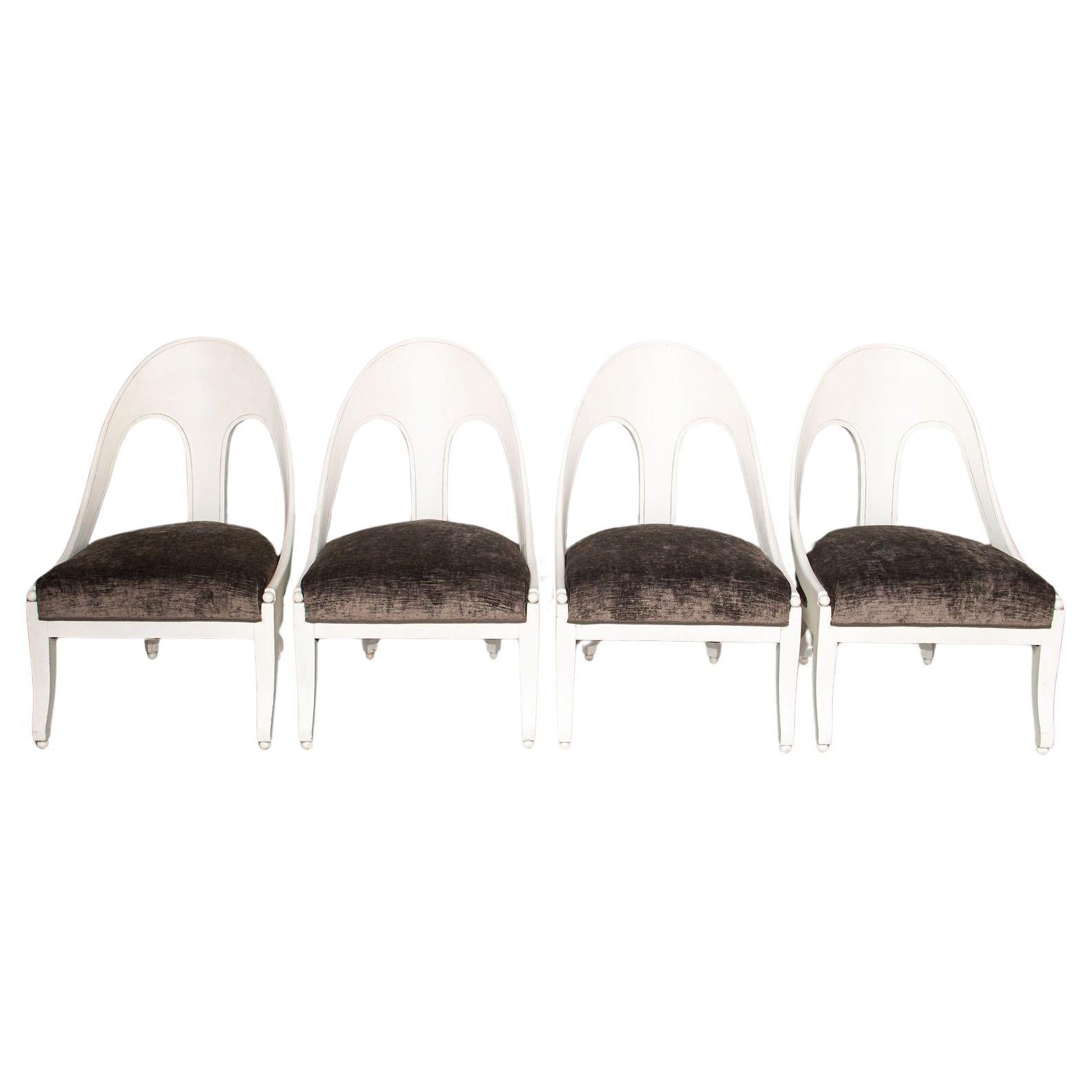 Fabelhafte und schwer zu findende Michael Taylor for Baker Spoon Back Chairs!  Diese in jeder Hinsicht raffinierten Schönheiten befinden sich in einem sehr guten Vintage-Zustand mit weißem Lack und einer kleinen geschnitzten Holzlinie, die Details