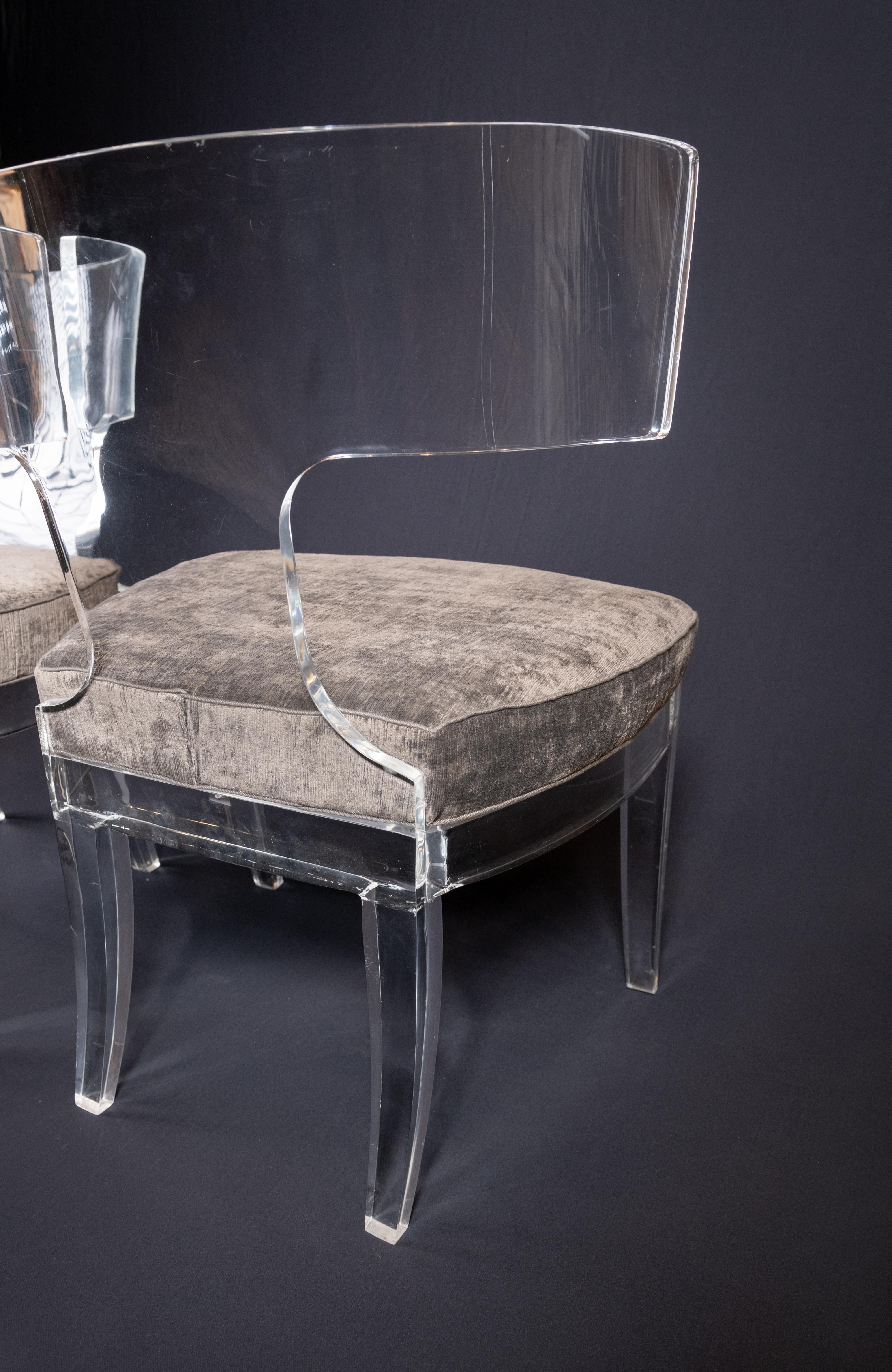 Moderno  Sedie Klismos in lucite in stile Hollywood Regency, una coppia In condizioni buone in vendita a Wichita, KS