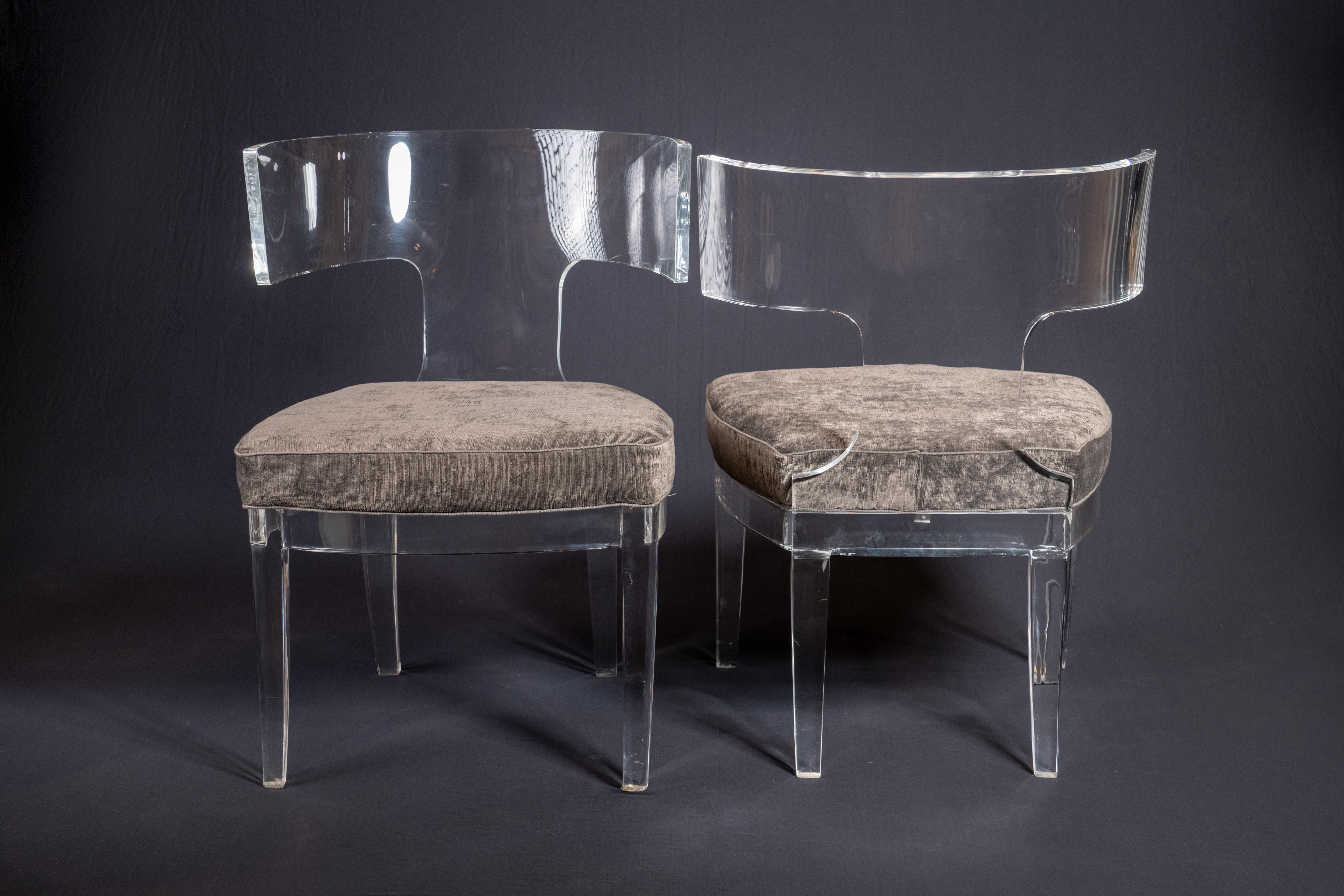 Queste moderne sedie Hollywood Regency Klismos sono realizzate in lucite e rivestite semplicemente in ultra suede grigio.  Ricordano Charles Hollis Jones per stile e qualità.  Le sedie sono comode con uno schienale arrotondato e poggiano su una