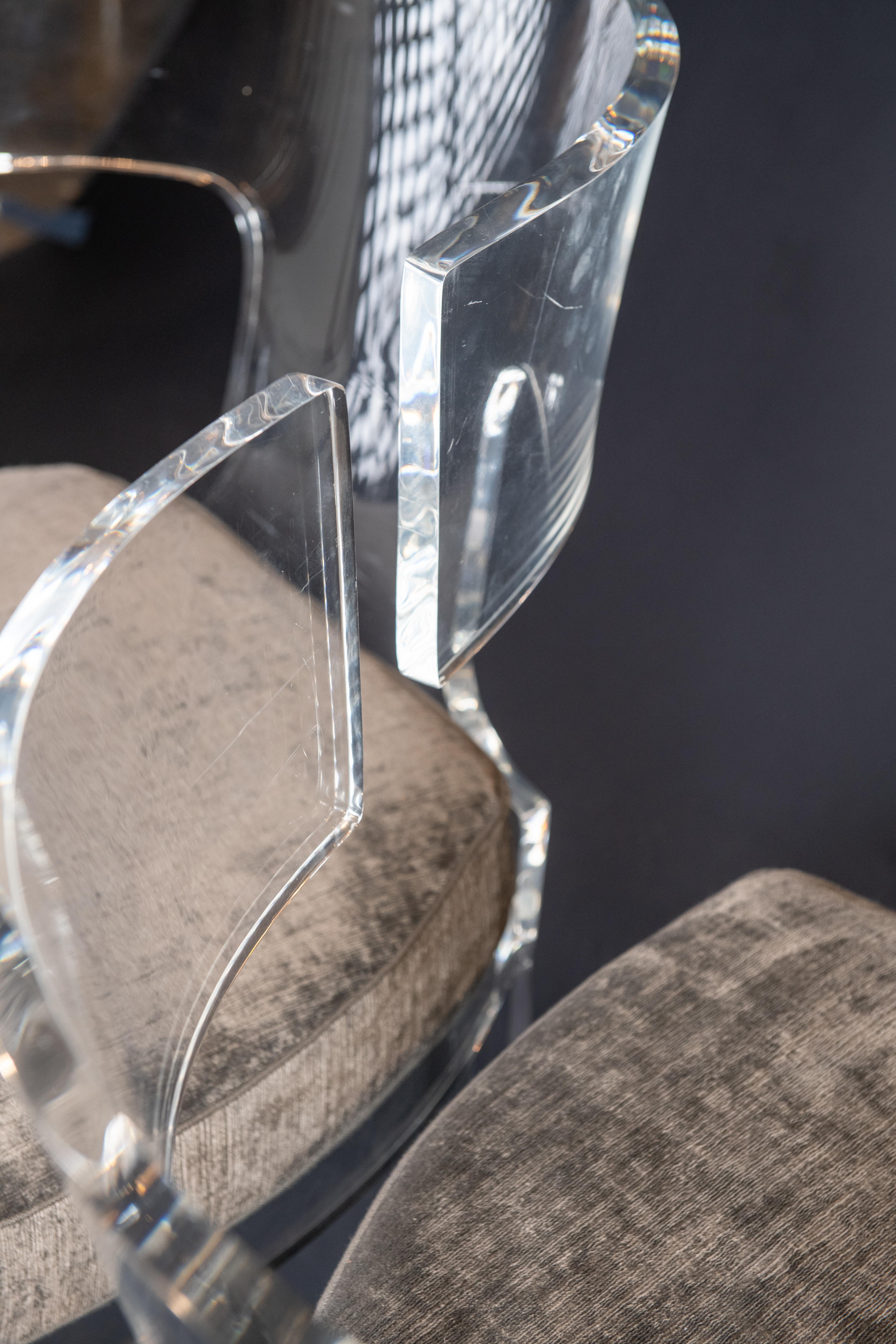 Tappezzeria Moderno  Sedie Klismos in lucite in stile Hollywood Regency, una coppia in vendita