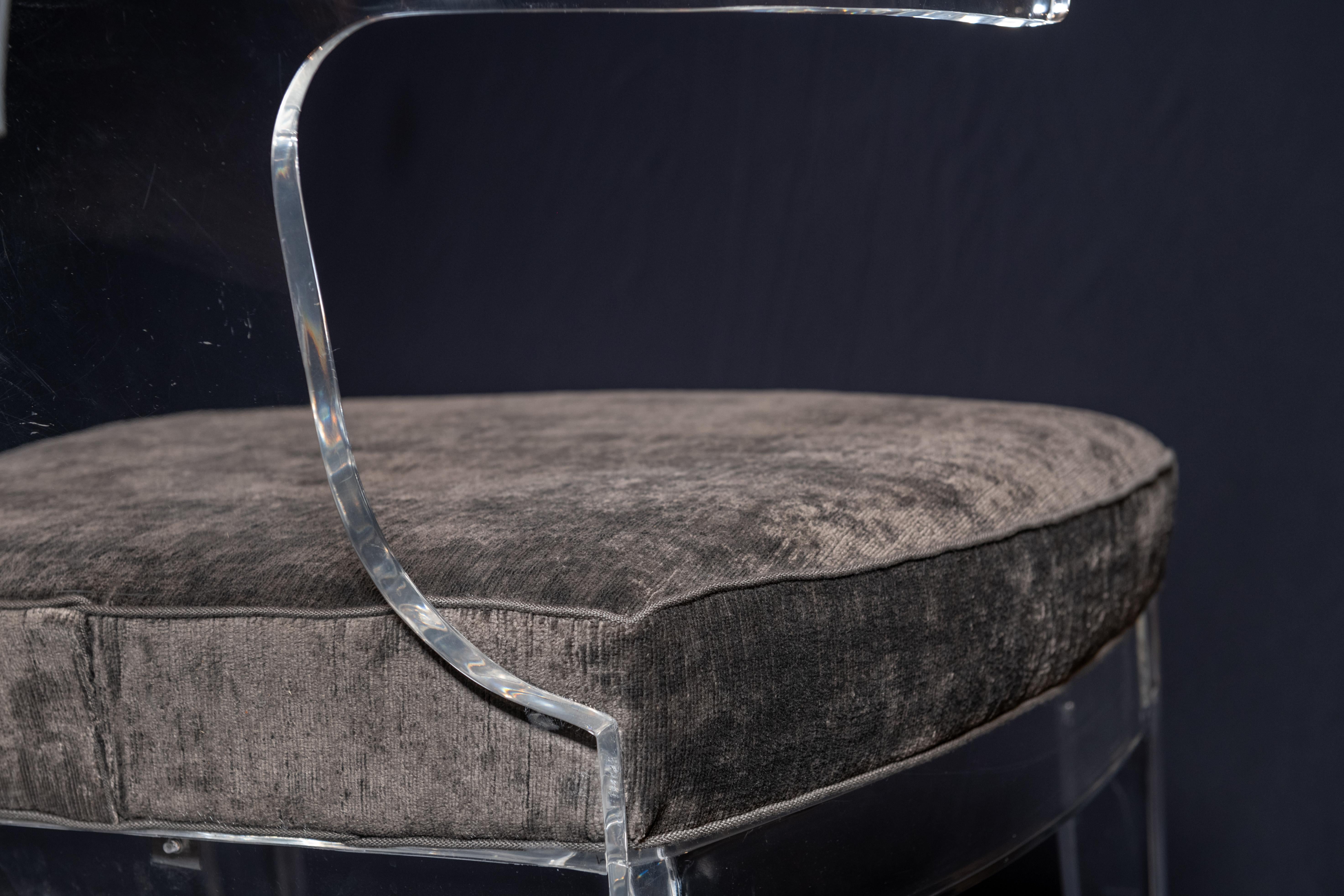 XXIe siècle et contemporain Moderne  Paire de chaises Klismos en lucite de style Hollywood Regency en vente