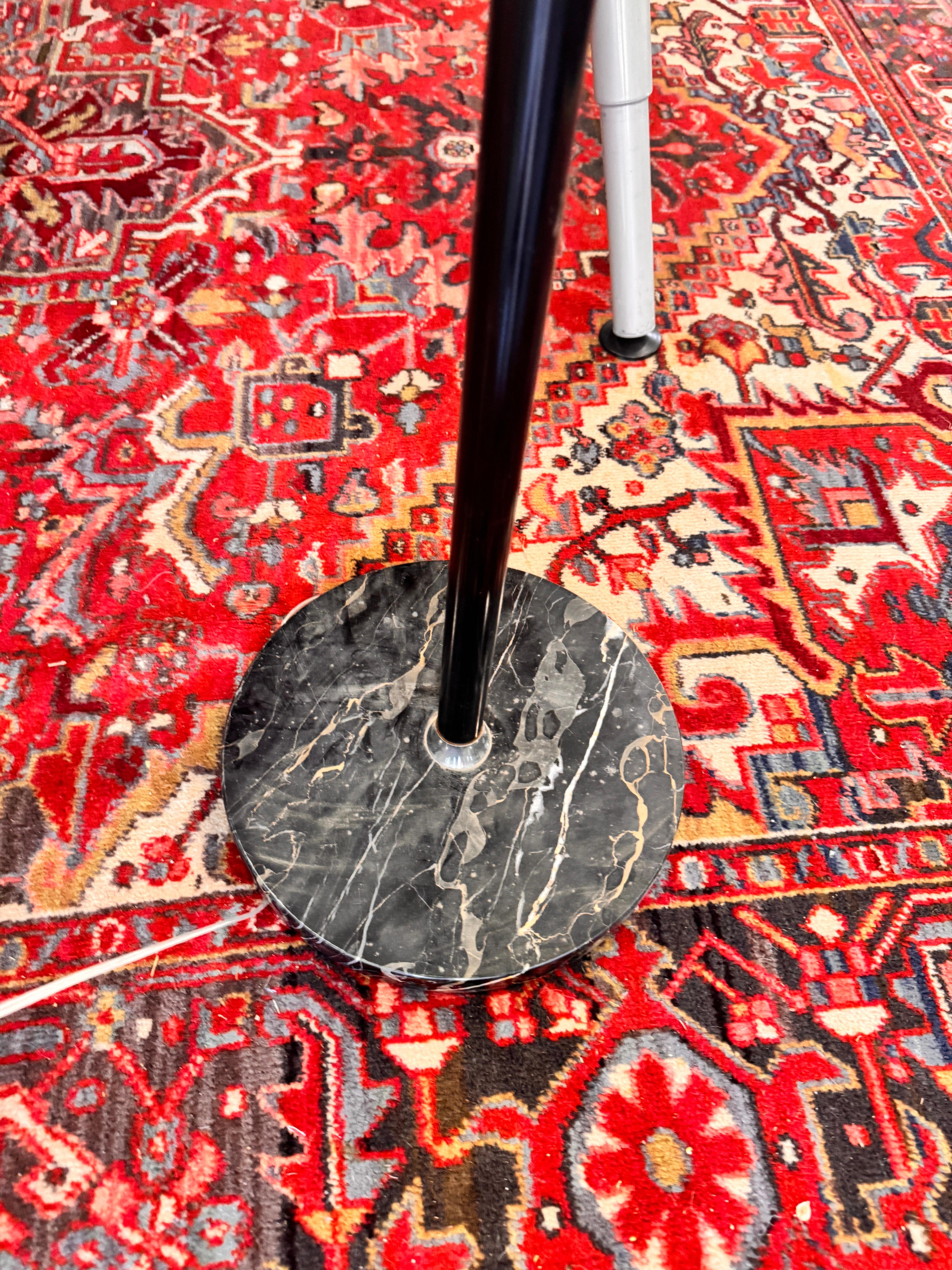 Arredoluce Lampada da terra Triennale con base in marmo nero in vendita 5