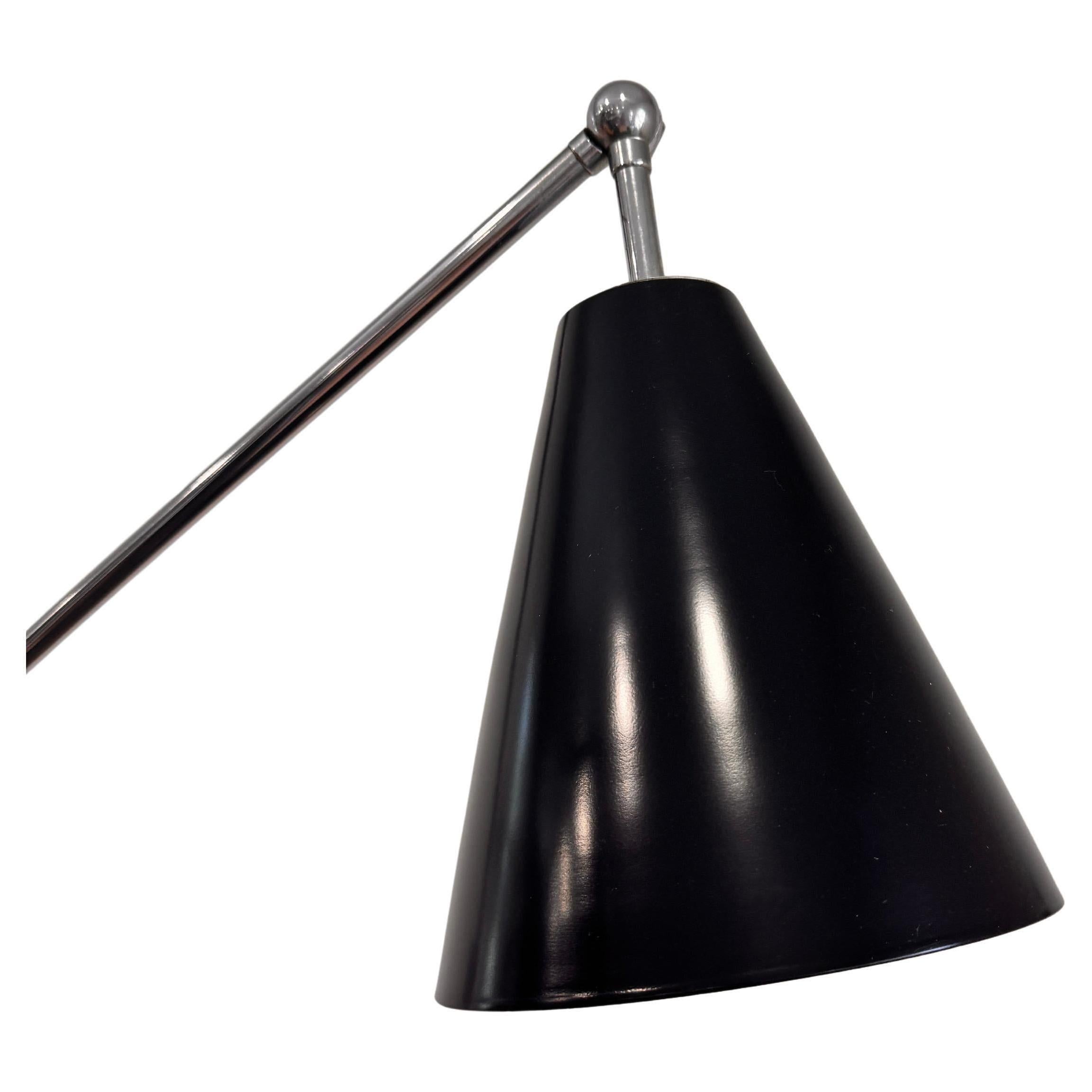 Mid-Century moderno Arredoluce Lampada da terra Triennale con base in marmo nero in vendita