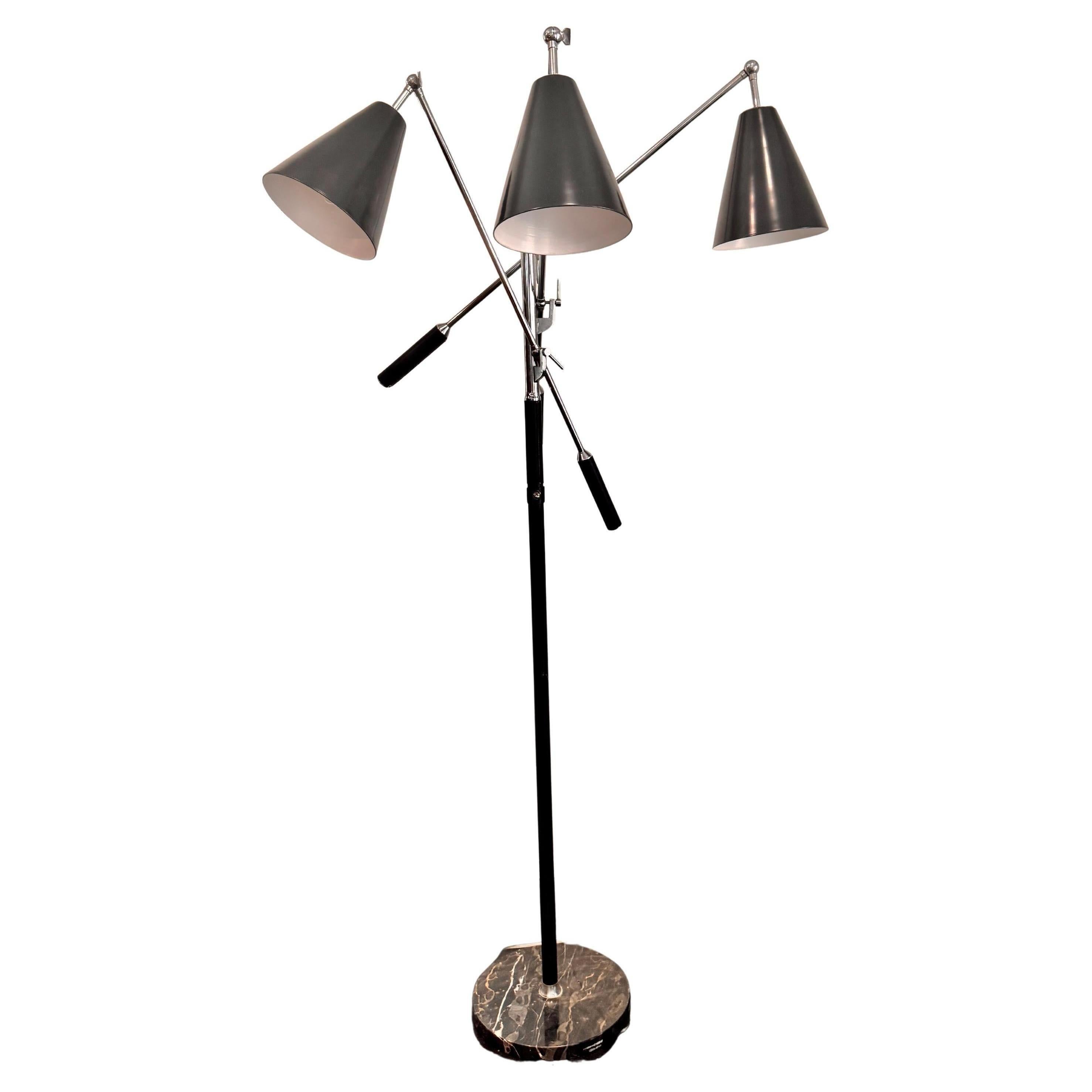 Questo  Lampada da terra trienalle moderna di Angelo Lelii per Arredoluce  è un'incredibile opera di design che proviene dall'Italia, circa  1950's.   Questa lampada è caratterizzata da un design nero e oro/marrone/bianco.  base in marmo con corpo
