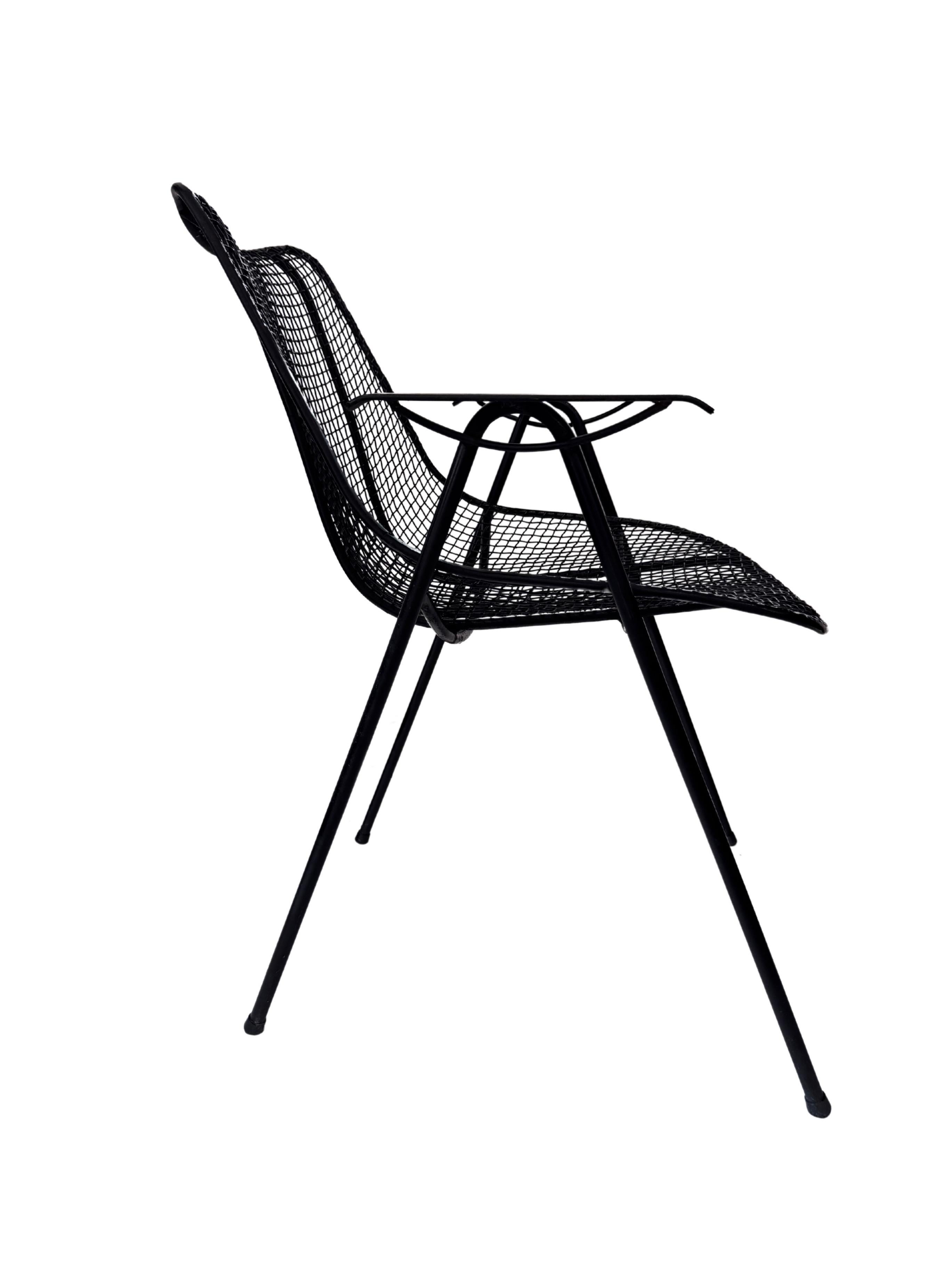 Set di 4 poltrone scultoree Woodard di metà secolo.  Questo stile di braccio è il primo di Woodard ed è raro trovare un set di quattro pezzi.

 In offerta c'è un set di 4 poltrone da esterno moderne di metà secolo disegnate da Russell Woodard (circa