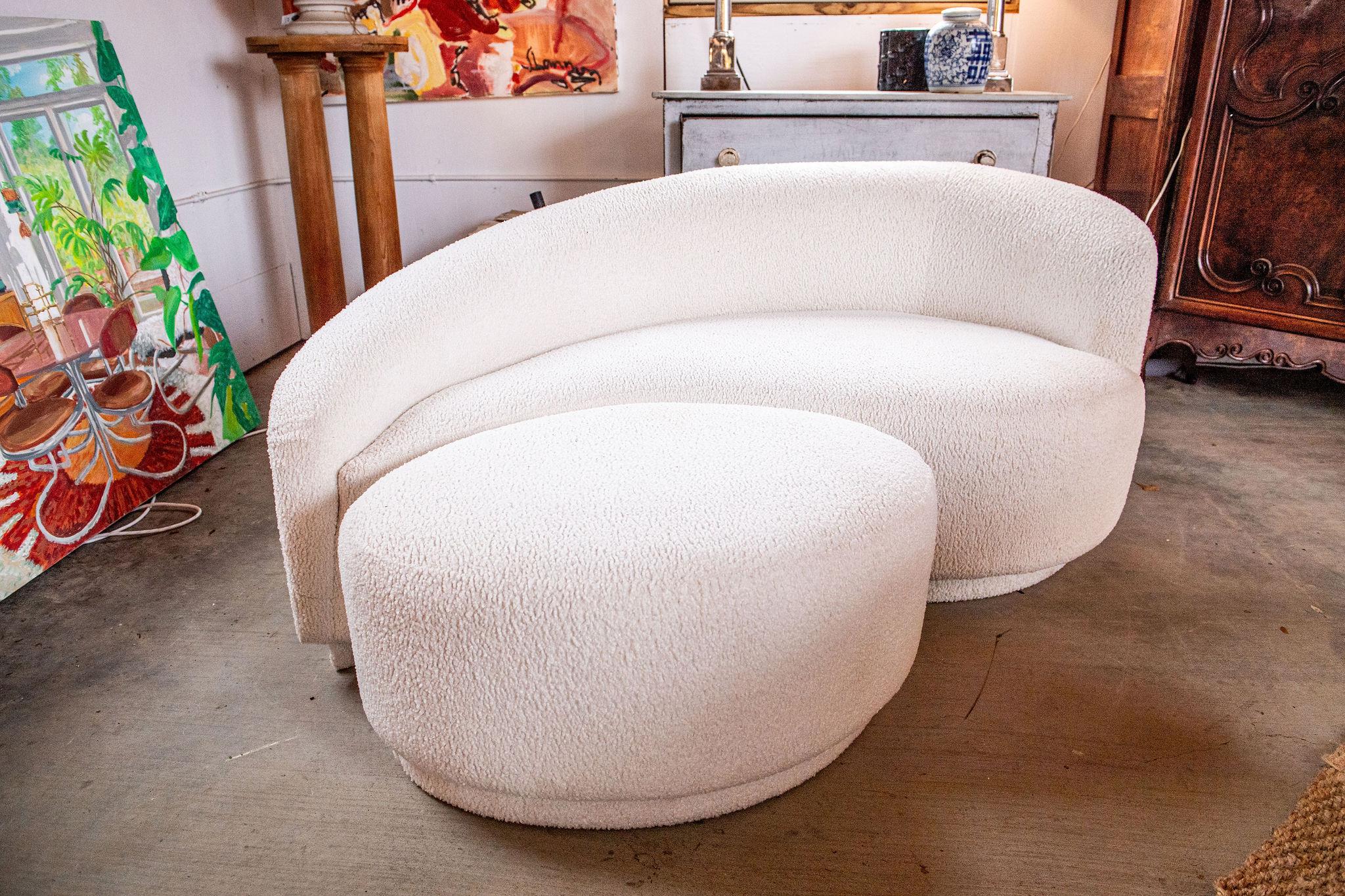 Vladimir Kagan Comma Sofa with Ottoman, by Weiman In Good Condition For Sale In Wichita, KS