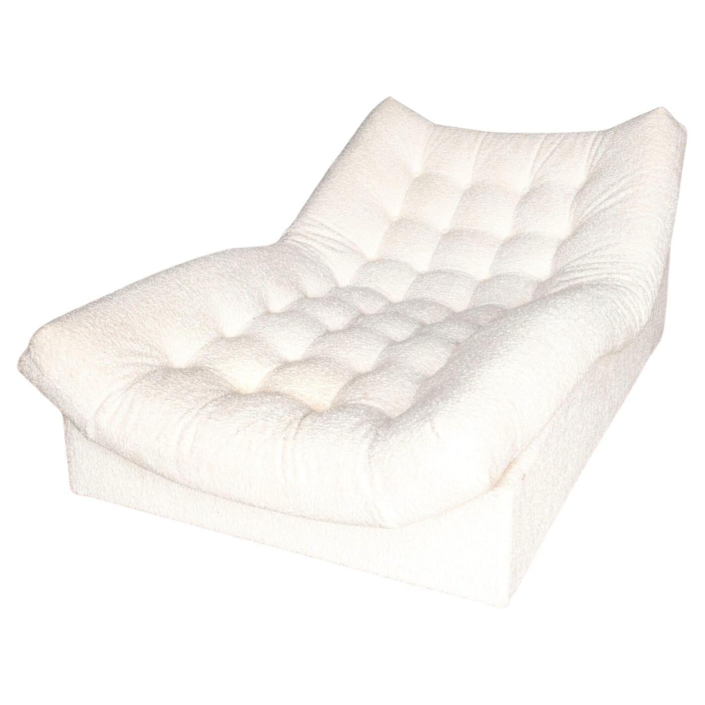 Adrian Pearsall, salotto con chaise longue Cocoon in stile metà secolo moderno e nuovo  tessuto Sherpa avorio.  Così comoda che non vorrai più andartene, e con una forma così iconica. 

Per visualizzare tutti i  i nostri annunci su Tiffany Farha