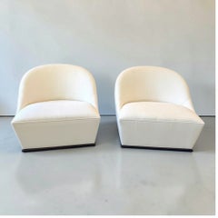 Sedia girevole Lee con base a zoccolo in rovere e rivestimento in lino bianco, coppia