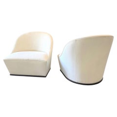 Sedia girevole Lee con base a zoccolo in rovere e rivestimento in lino bianco, coppia