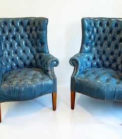Paire de fauteuils à oreilles en cuir capitonné bleu, style milieu du siècle