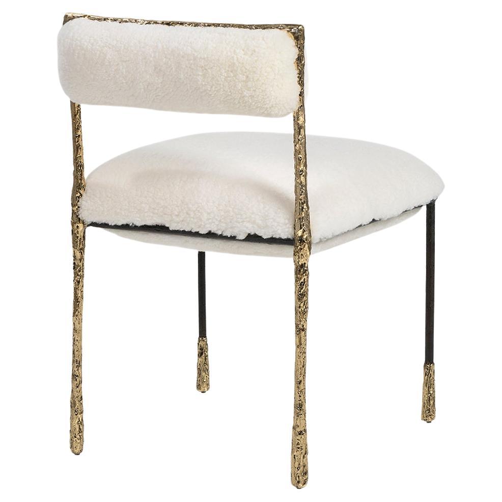 Chaise de salle à manger moderne Viking dorée et noire avec coussin en laiton et fourrure naturelle en vente
