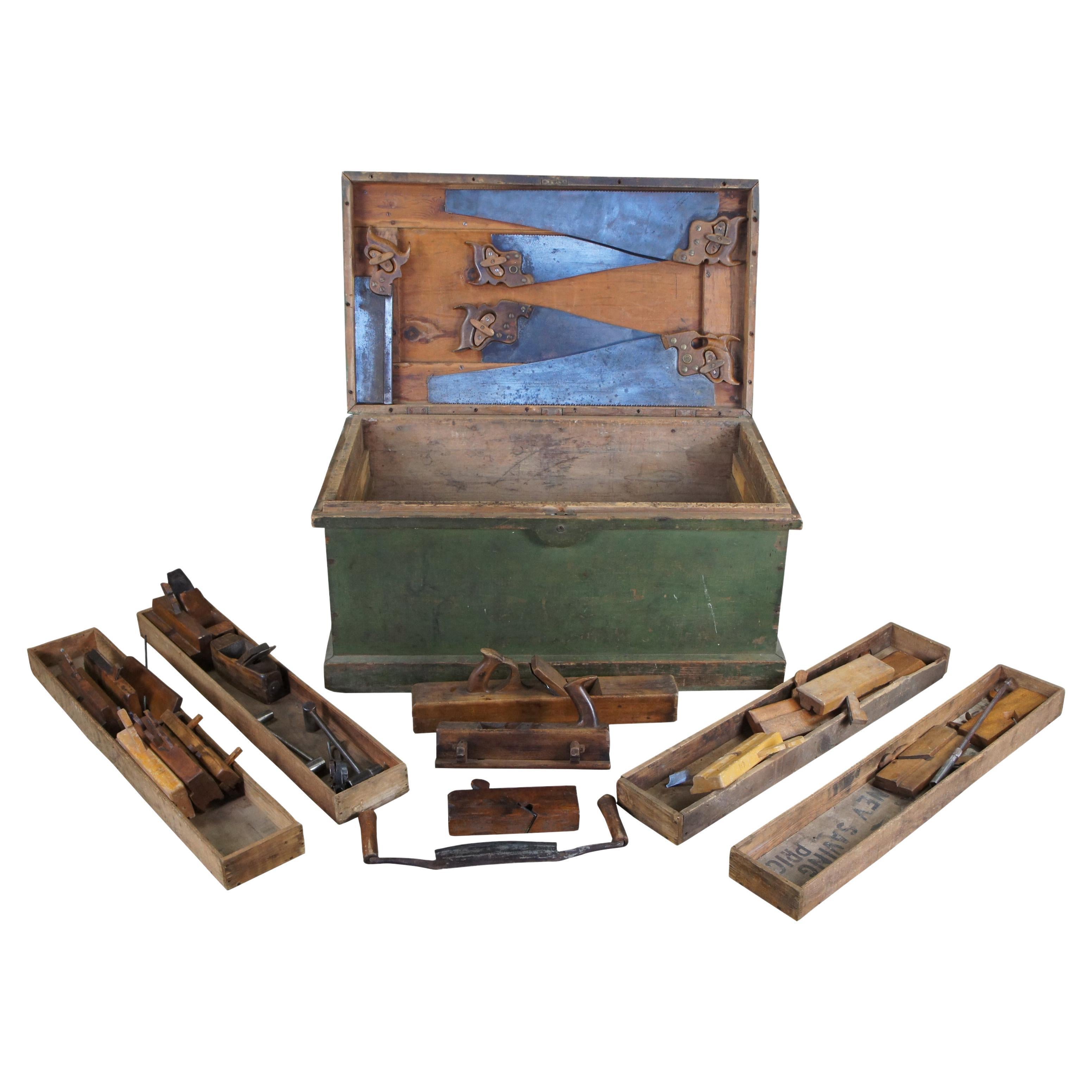Coffre-fort d'outils de menuisiers en pin ancien de 1906, solide boîte, Saws à disston et jardinières en vente