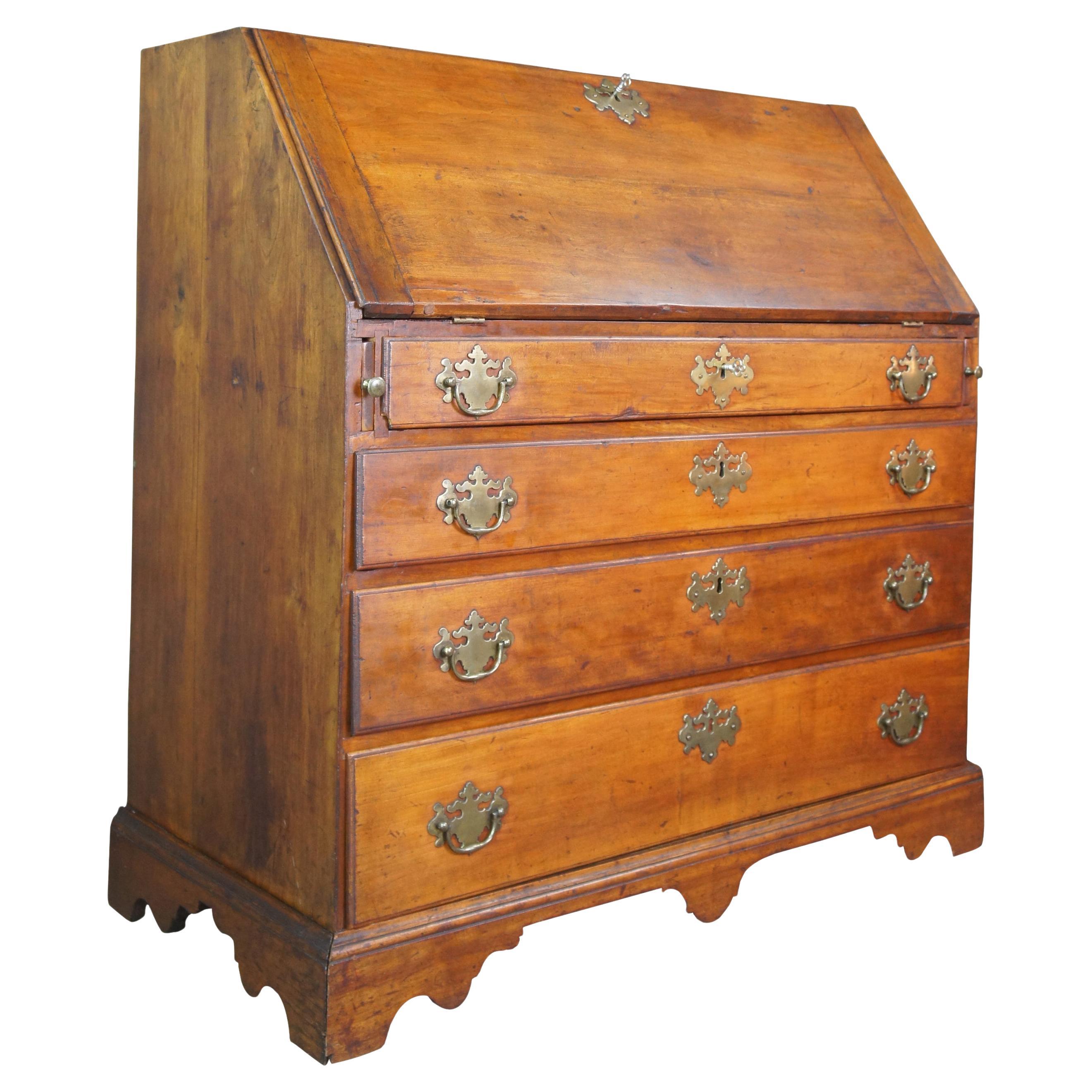 Exquisite und seltene antike amerikanische Chippendale Periode Sekretär Schreibtisch oder Escritoire. Hergestellt aus Ahornholz mit einem Klappdeckel, der sich zu einem fächerförmig geschnitzten Innenraum öffnet, und mehreren Schubladen zur