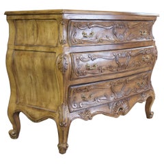 Commode provinciale Louis XV italienne en noyer sculpté Lewis Mittman