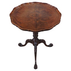 Ancienne table à thé Chippendale en acajou flammé, boule de tarte et piédestal à griffes
