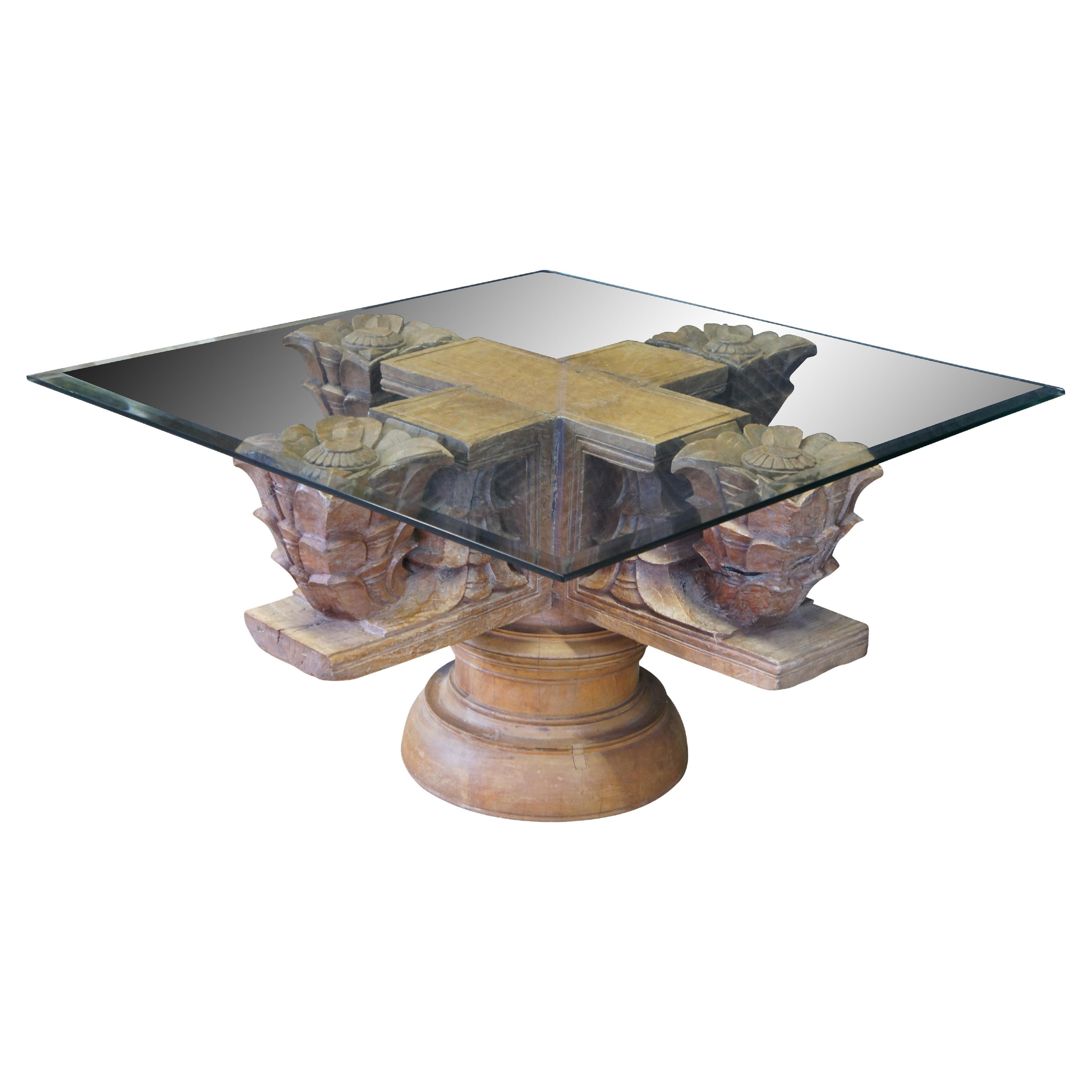 Antiker architektonischer Couchtisch aus aufgearbeitetem Teakholz mit Ornament- Tempelsockel