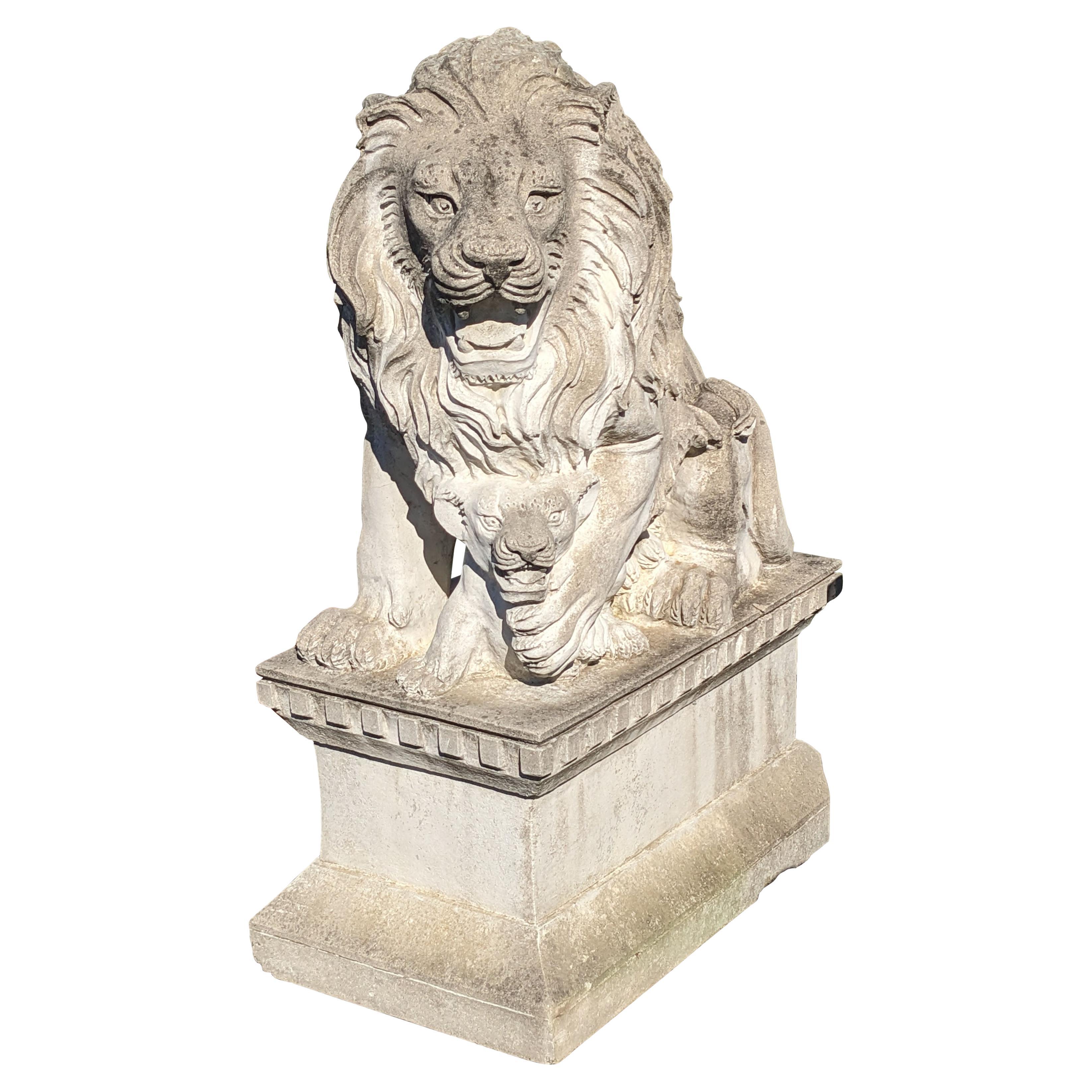 Grande statue de lion et lionceau assis en béton sur socle Entrée de jardin Porte 50". en vente