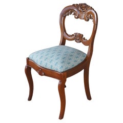 Silla de escritorio de salón antigua victoriana de nogal tallado en rosa con respaldo en globo
