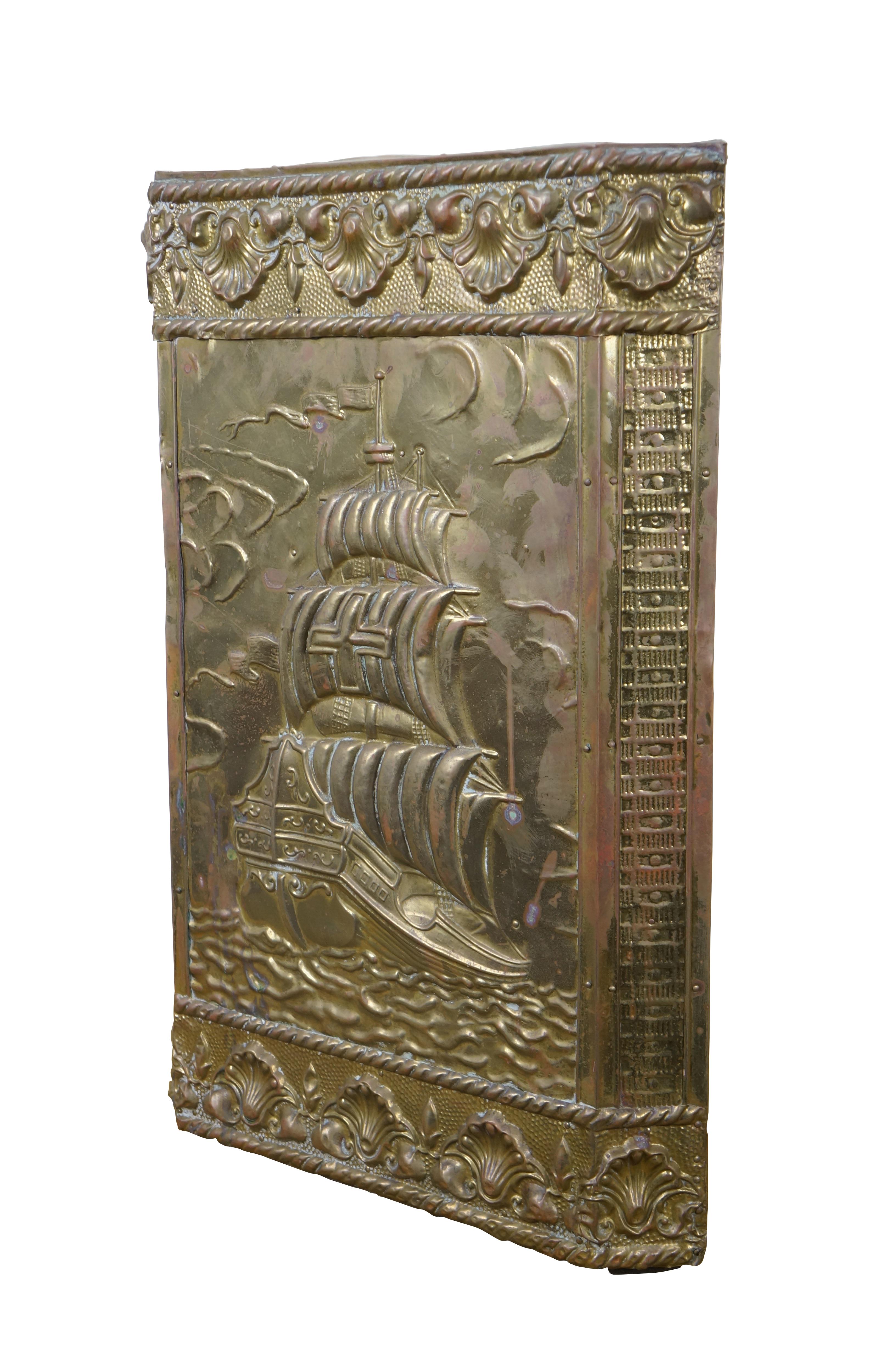 Un portaombrelli unico della prima metà del XX secolo.  Realizzato in legno e ottone con una forma triangolare perfetta per essere infilato in un angolo, è realizzato in legno e rivestito con lastre di ottone sbalzate con un grande veliero e una