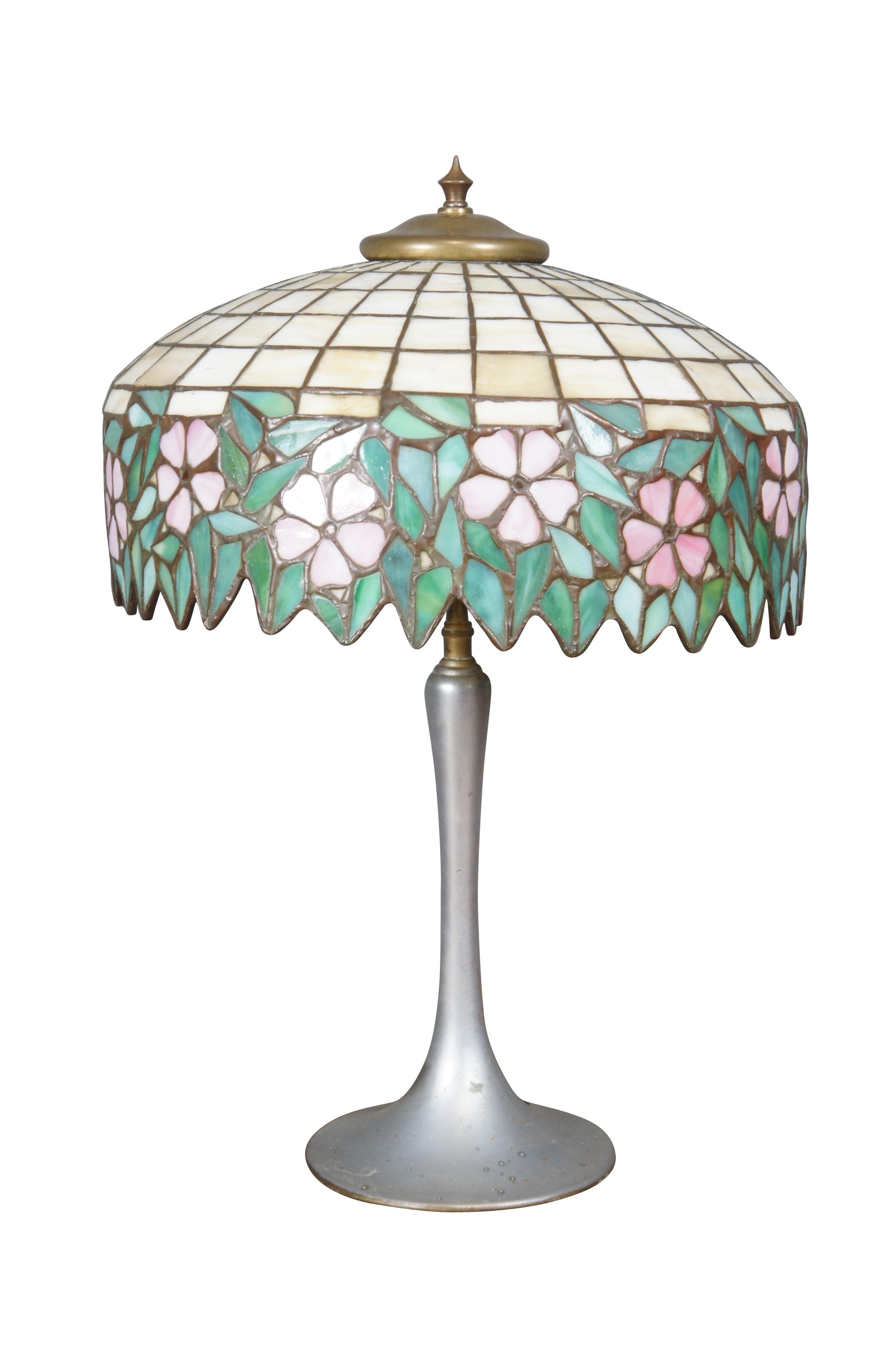Américain Lampe de table antique en verre d'art teinté de style Tiffany, rose, fleuri et plombé, 23