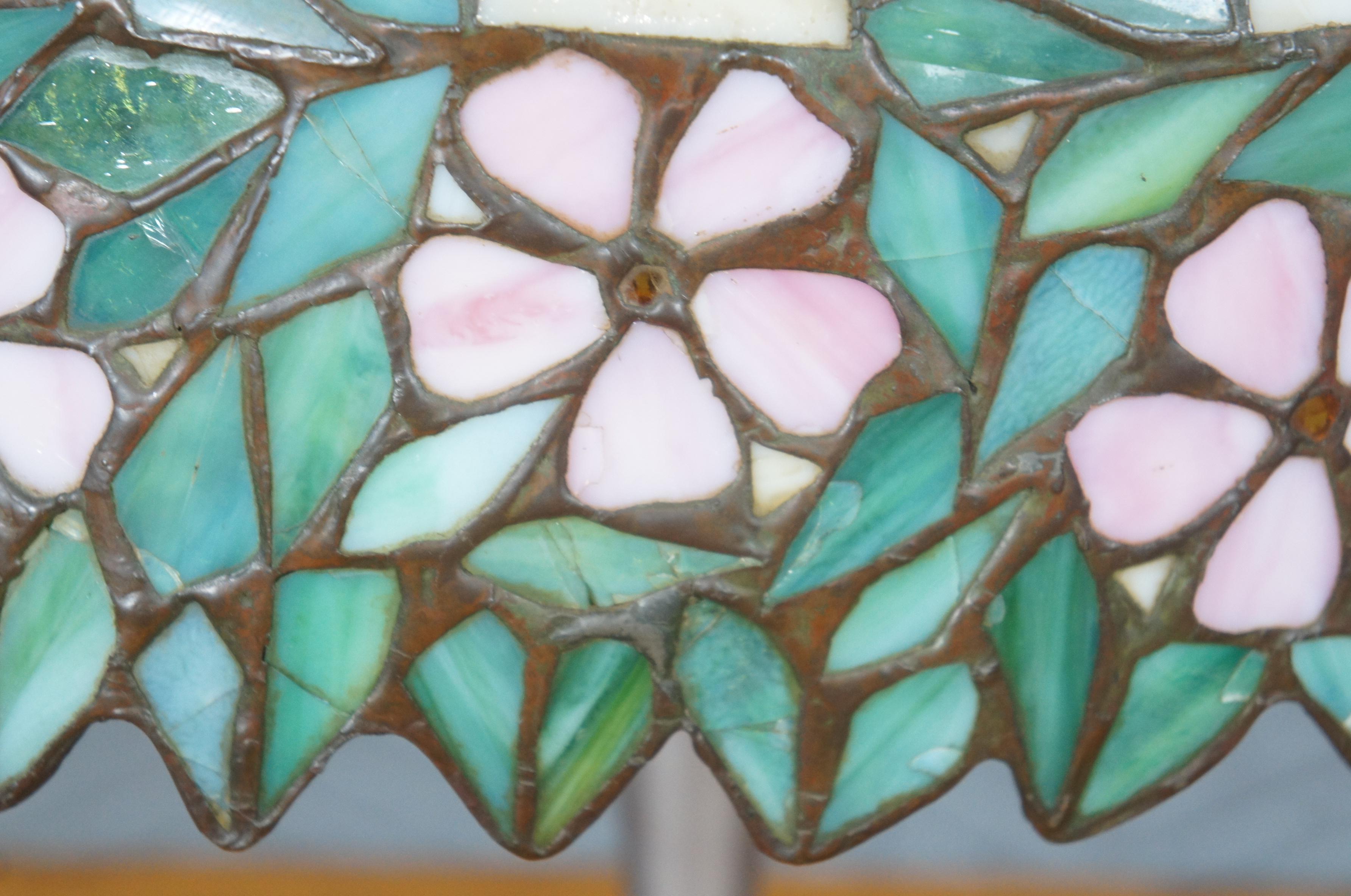 20ième siècle Lampe de table antique en verre d'art teinté de style Tiffany, rose, fleuri et plombé, 23