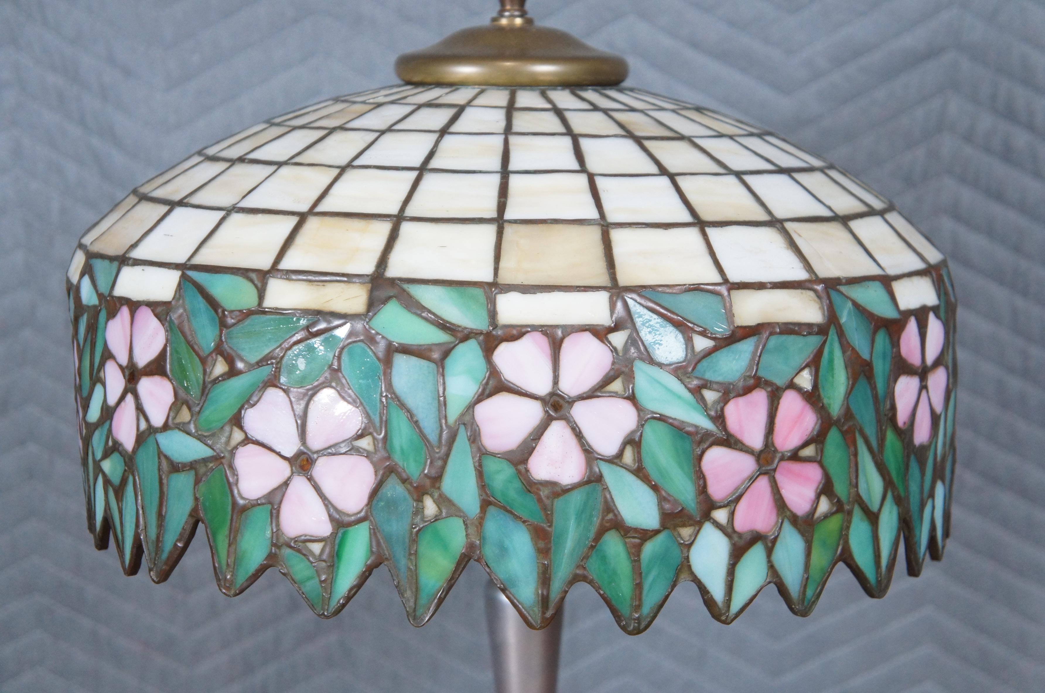 Lampe de table antique en verre d'art teinté de style Tiffany, rose, fleuri et plombé, 23