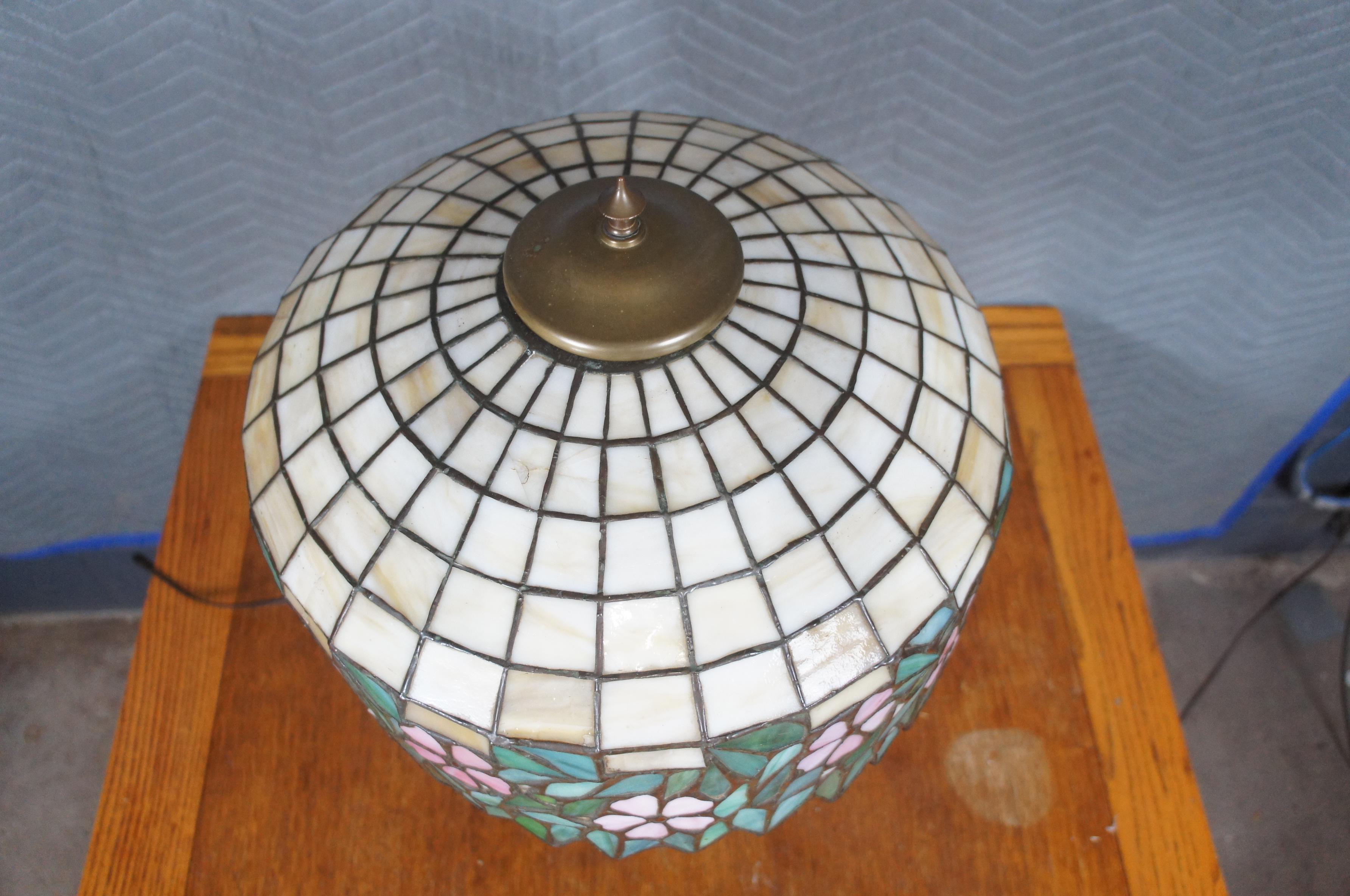 Métal Lampe de table antique en verre d'art teinté de style Tiffany, rose, fleuri et plombé, 23