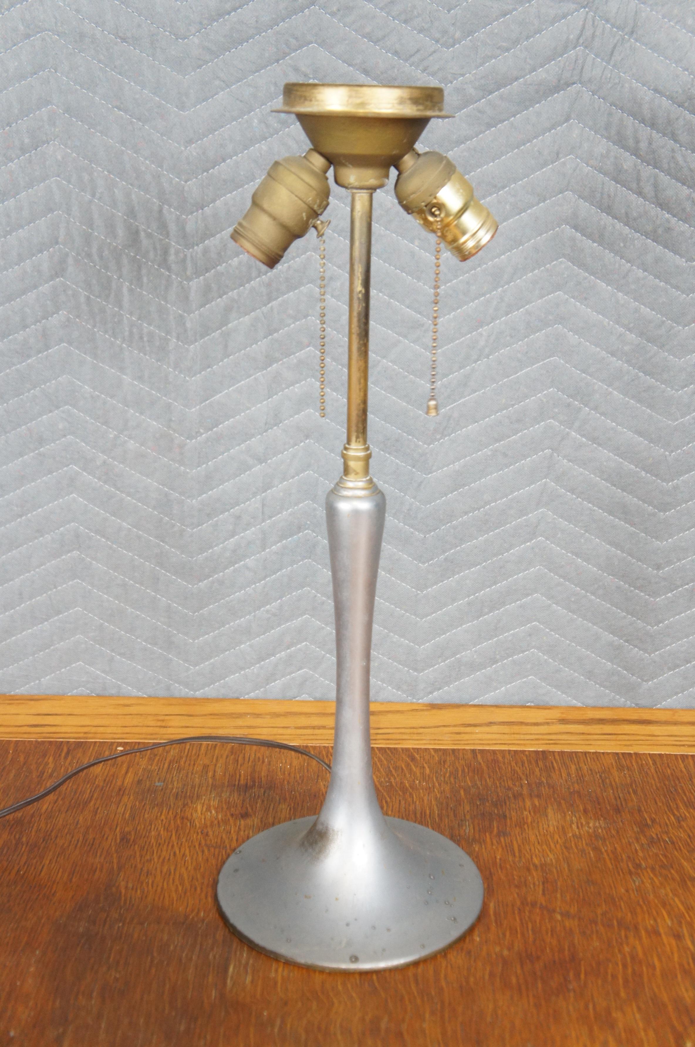 Lampe de table antique en verre d'art teinté de style Tiffany, rose, fleuri et plombé, 23