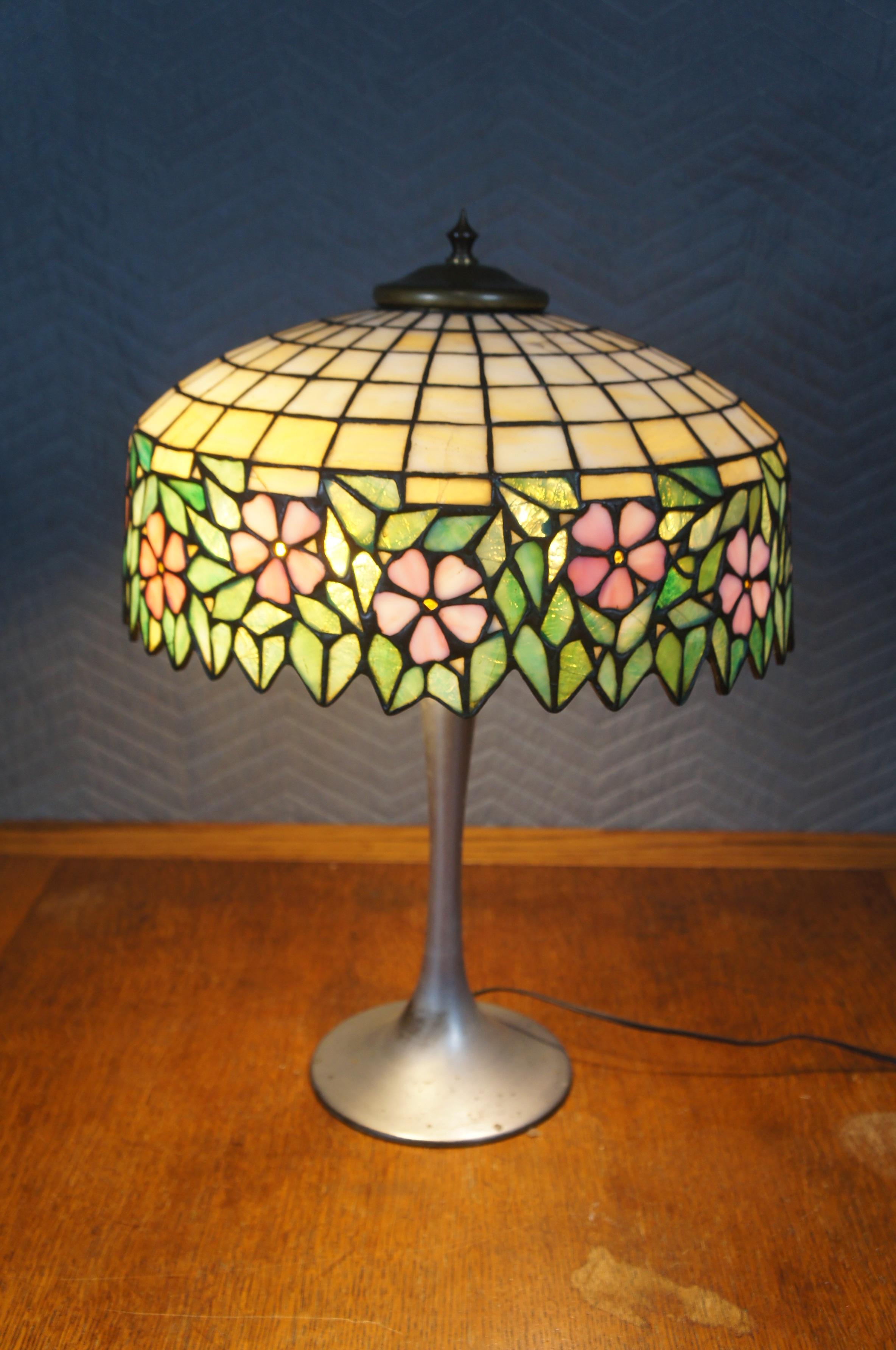 Lampe de table antique en verre d'art teinté de style Tiffany, rose, fleuri et plombé, 23