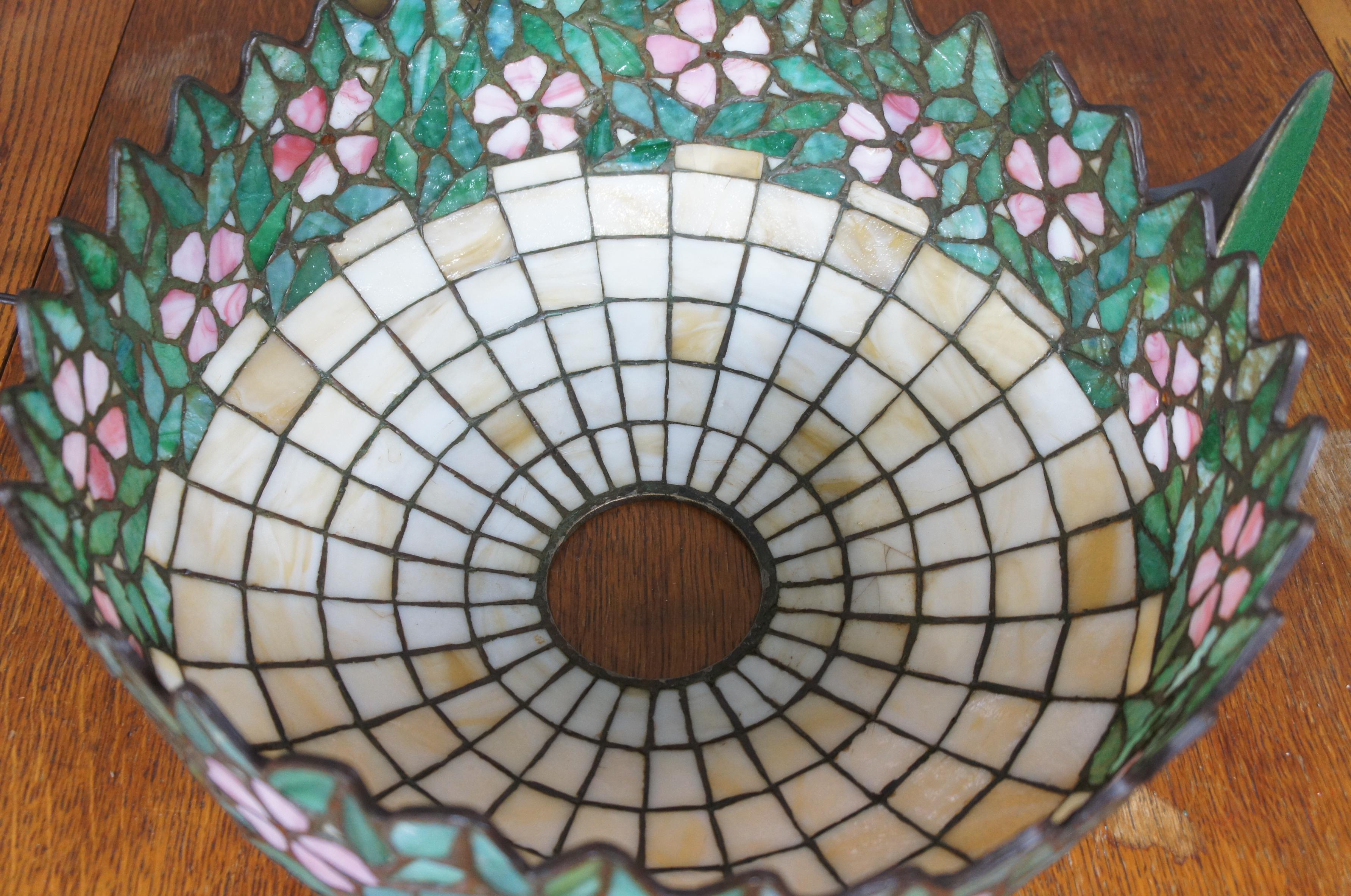 Lampe de table antique en verre d'art teinté de style Tiffany, rose, fleuri et plombé, 23