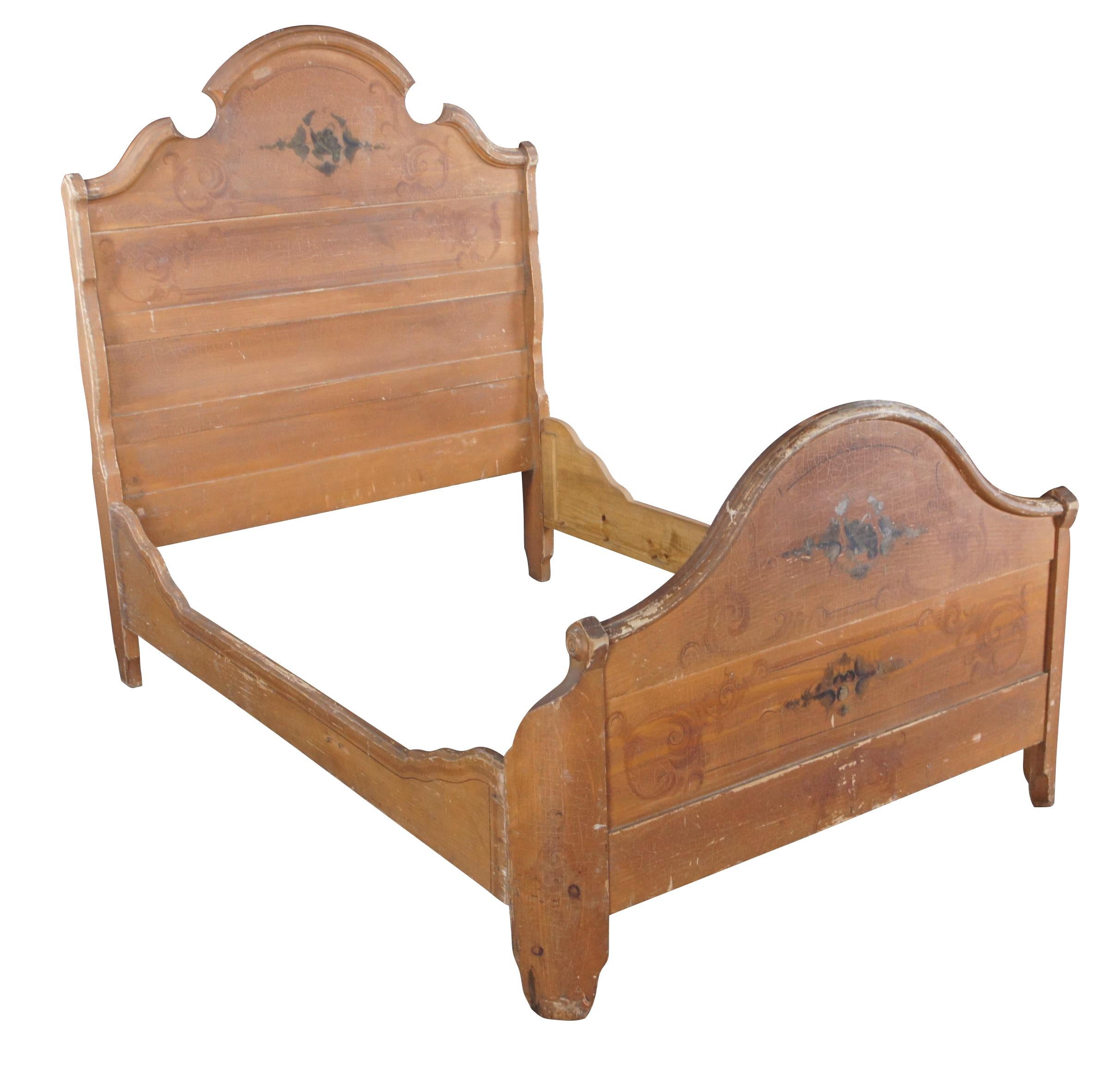 Un joli cadre de lit antique de l'époque victorienne.  Cadre en pin lambrissé avec des accents peints floraux et des volutes.  

Dimensions :
65,5