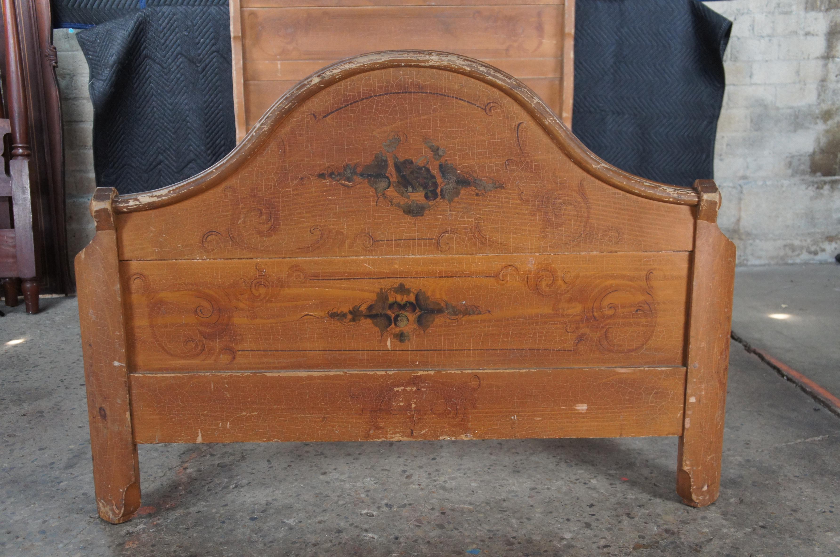 XIXe siècle Ancien cadre de lit à panneaux en pin peint à la fleur, de style victorien en vente