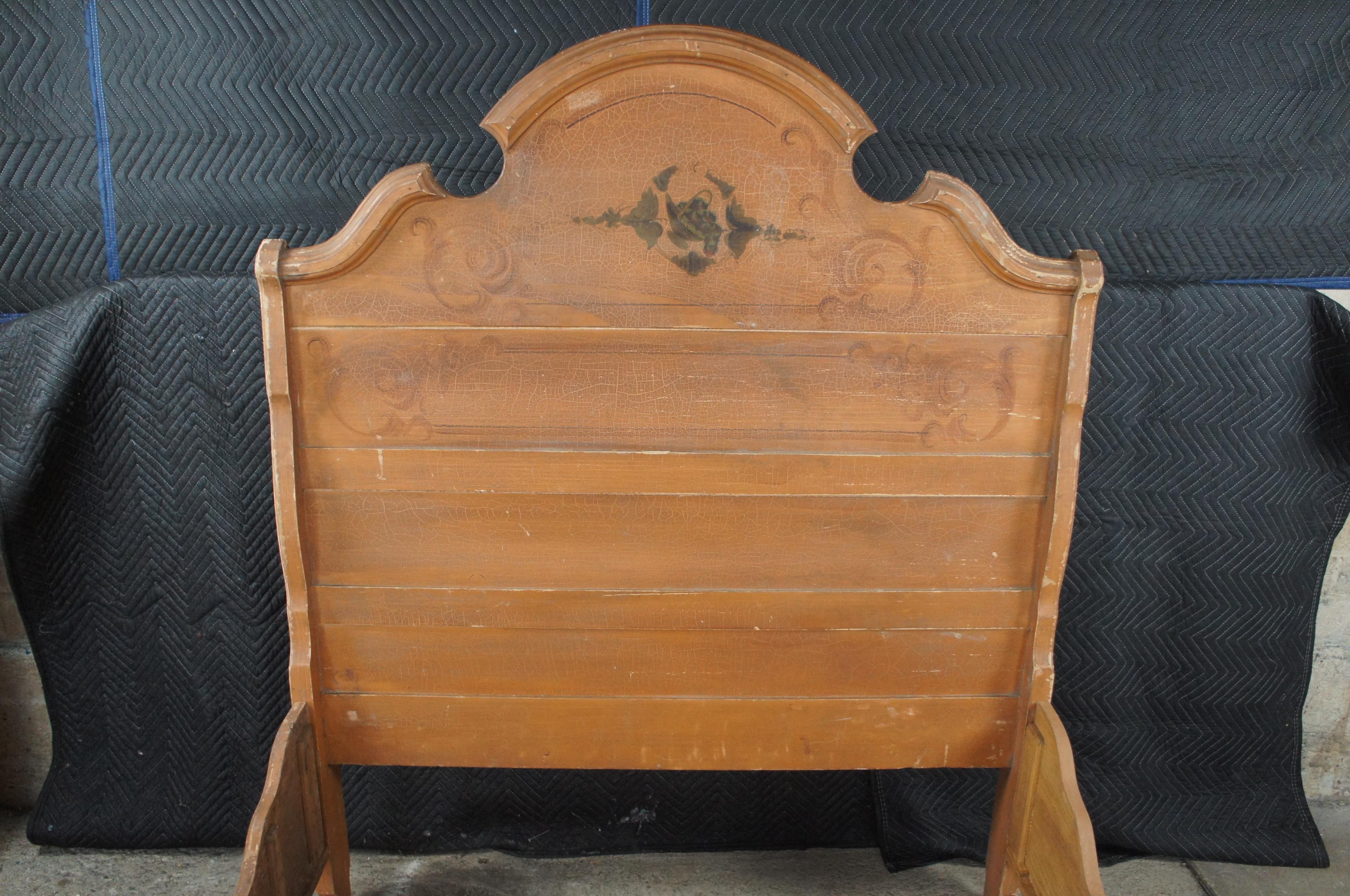 Ancien cadre de lit à panneaux en pin peint à la fleur, de style victorien État moyen - En vente à Dayton, OH