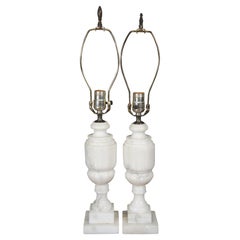 2 Lampade da tavolo a urna per trofei in marmo bianco intagliato e alabastro 24".