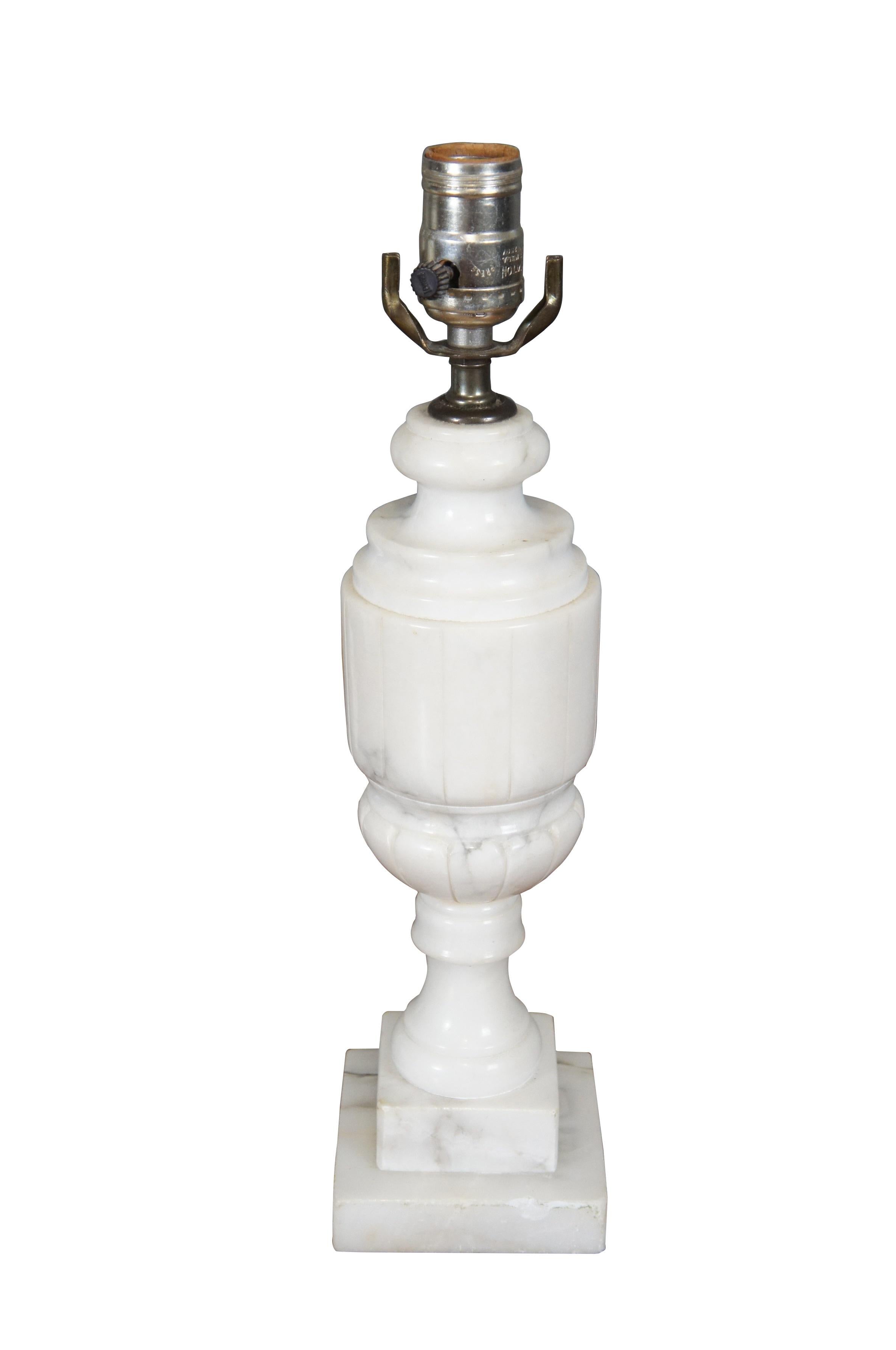 Coppia di antiche lampade da tavolo in albastro / marmo bianco, scolpite a forma di urna neoclassica su base quadrata. 

Dimensioni:
4