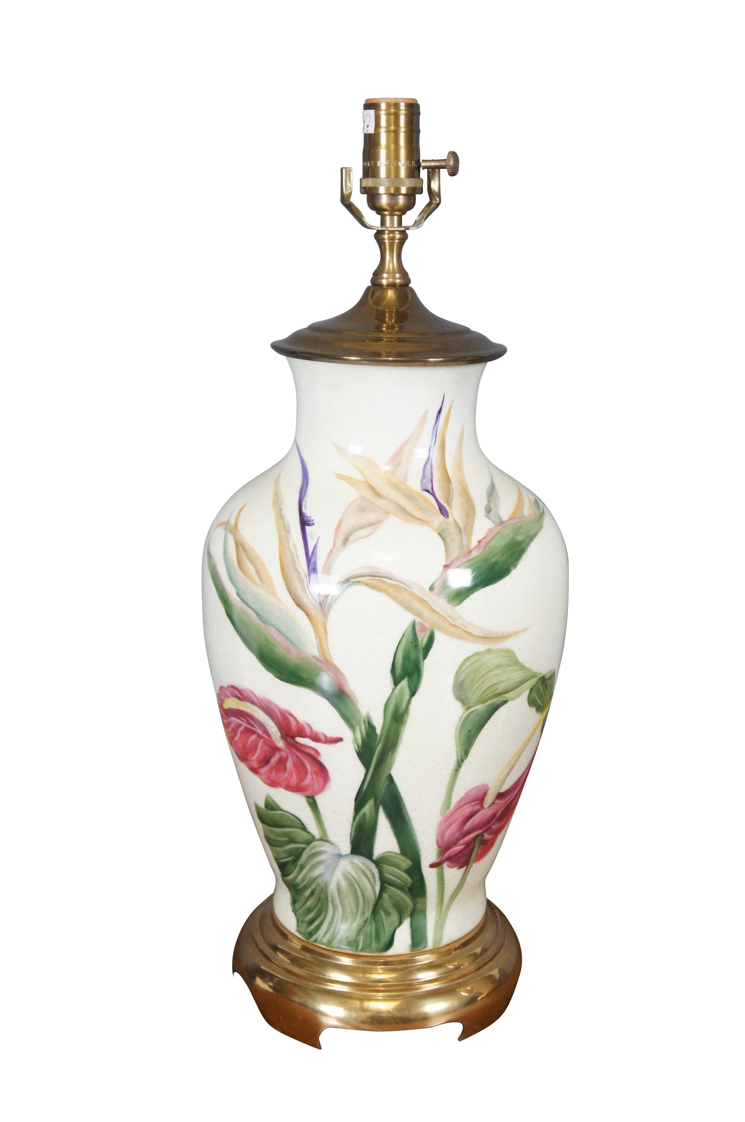 Paire de lampes de table en forme d'urne de cheminée en porcelaine blanche Wildwood de la fin du XXe siècle, avec base et capuchon en laiton, peintes à la main de fleurs tropicales par Pamela Shirley. Signé et numéroté 221/500 et 223/500. Comprend